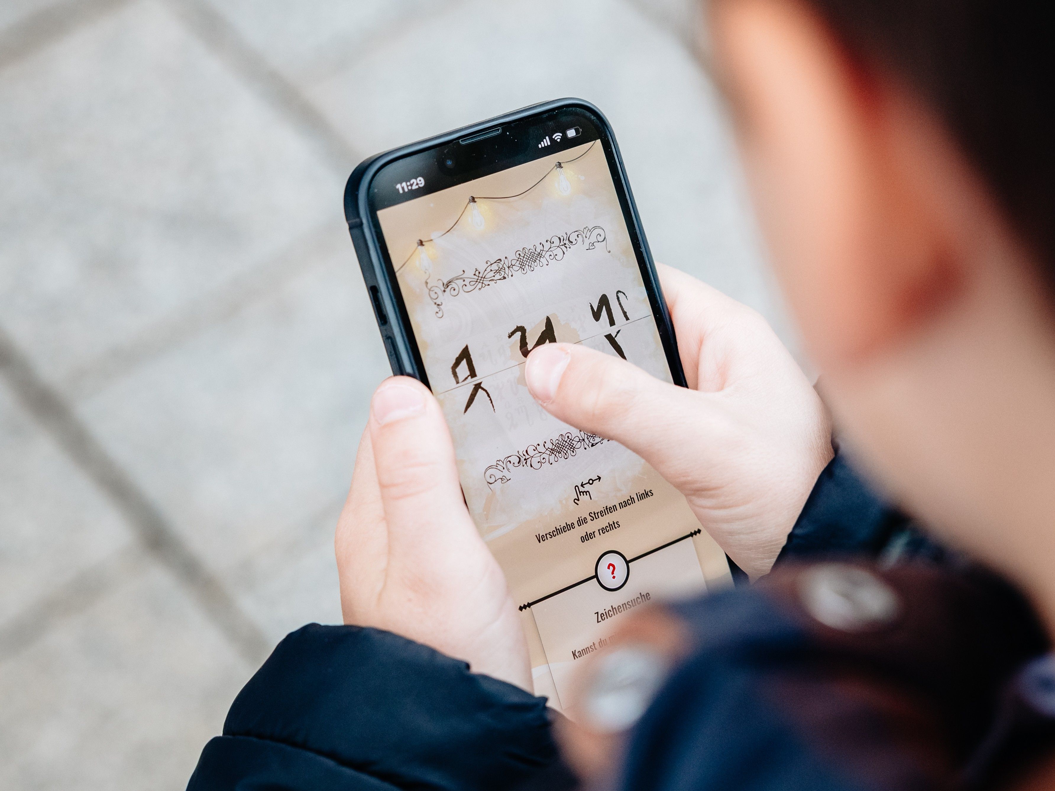 Lösen eines kniffligen Rätsels vor dem Alten Rathaus