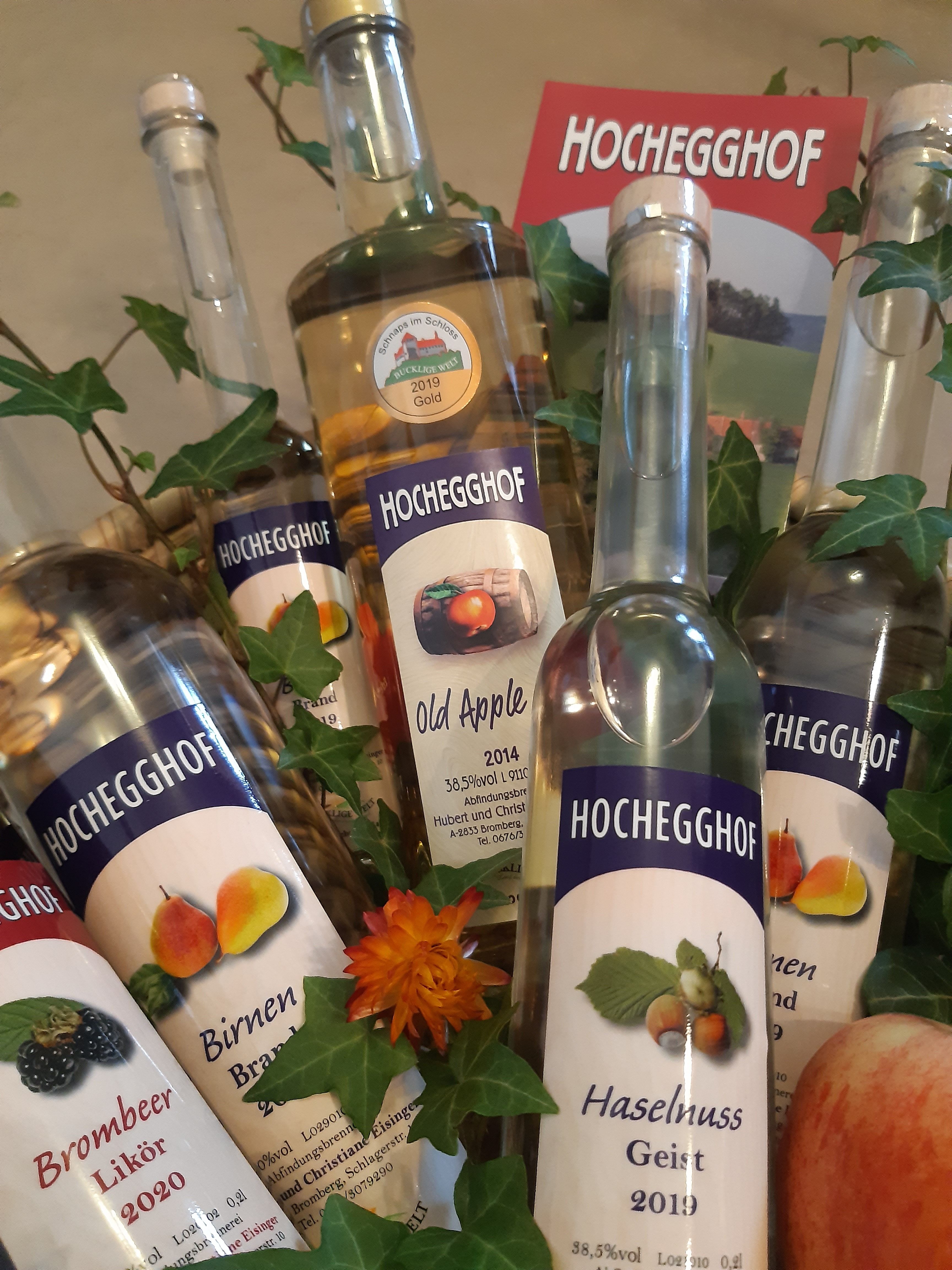 Ein Korb mit verschiedenen Flaschen gefüllt mit Spirituosen