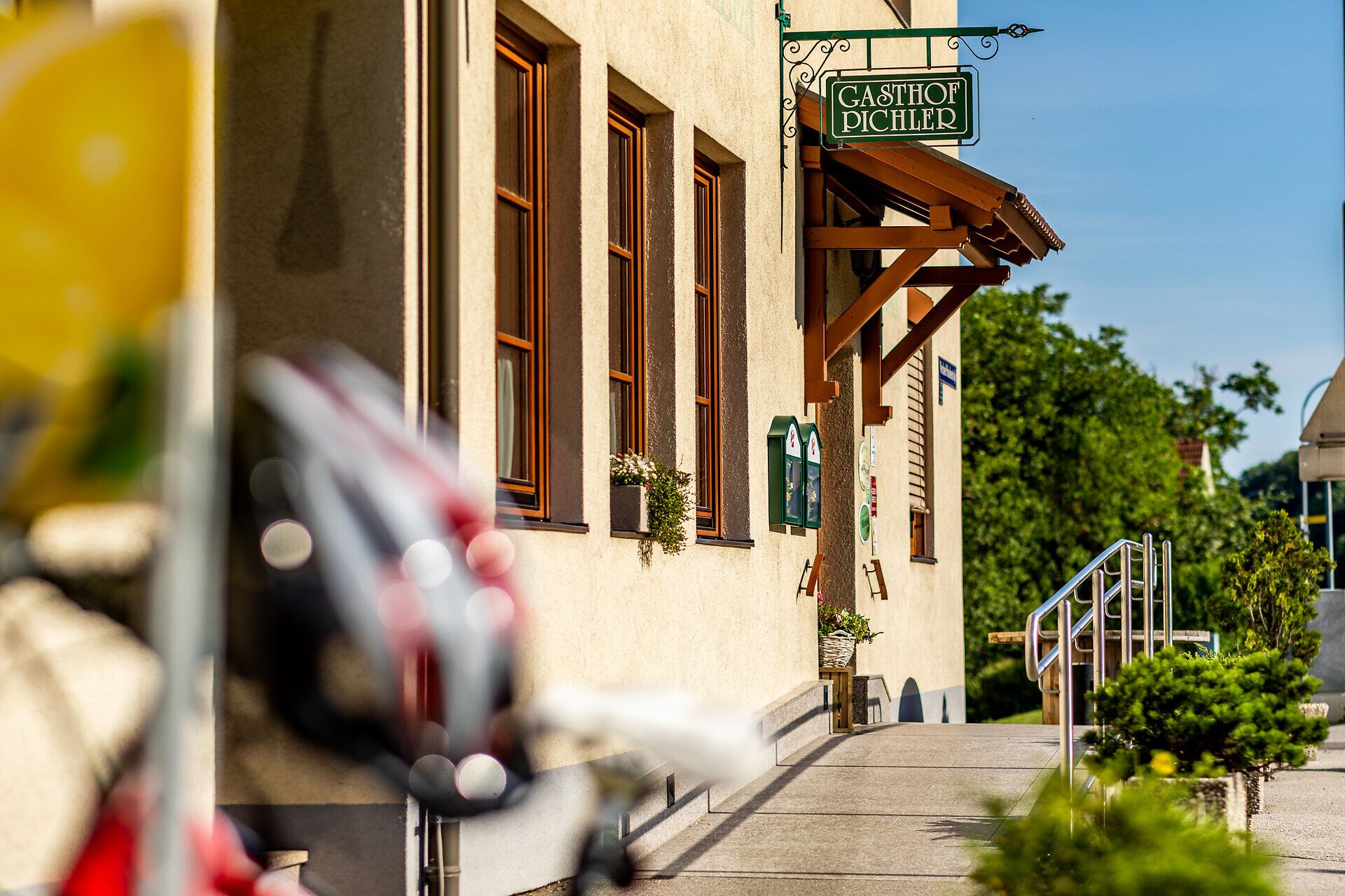 Gasthaus Pichler in Petersbaumgarten liegt günstig in der Nähe der Autobahn und auch die Radwege der Region liegen in direkter Nähe. 