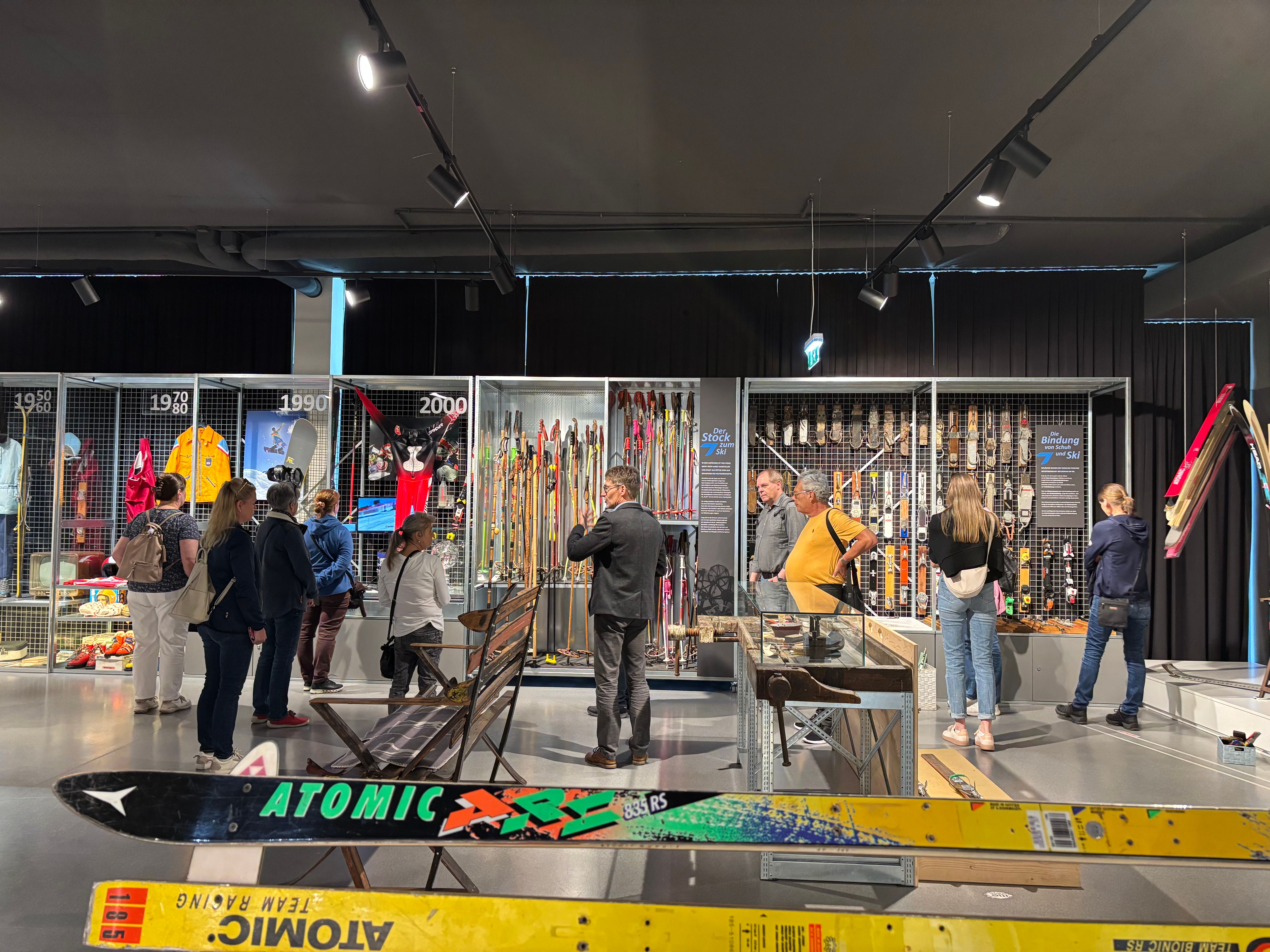 Teilnehmer der Studienreise besuchen das Wintersportmuseum Mürzzuschlag und besichtigen Schiausrüstungen aus unterschiedlichen Jahrzehnten.