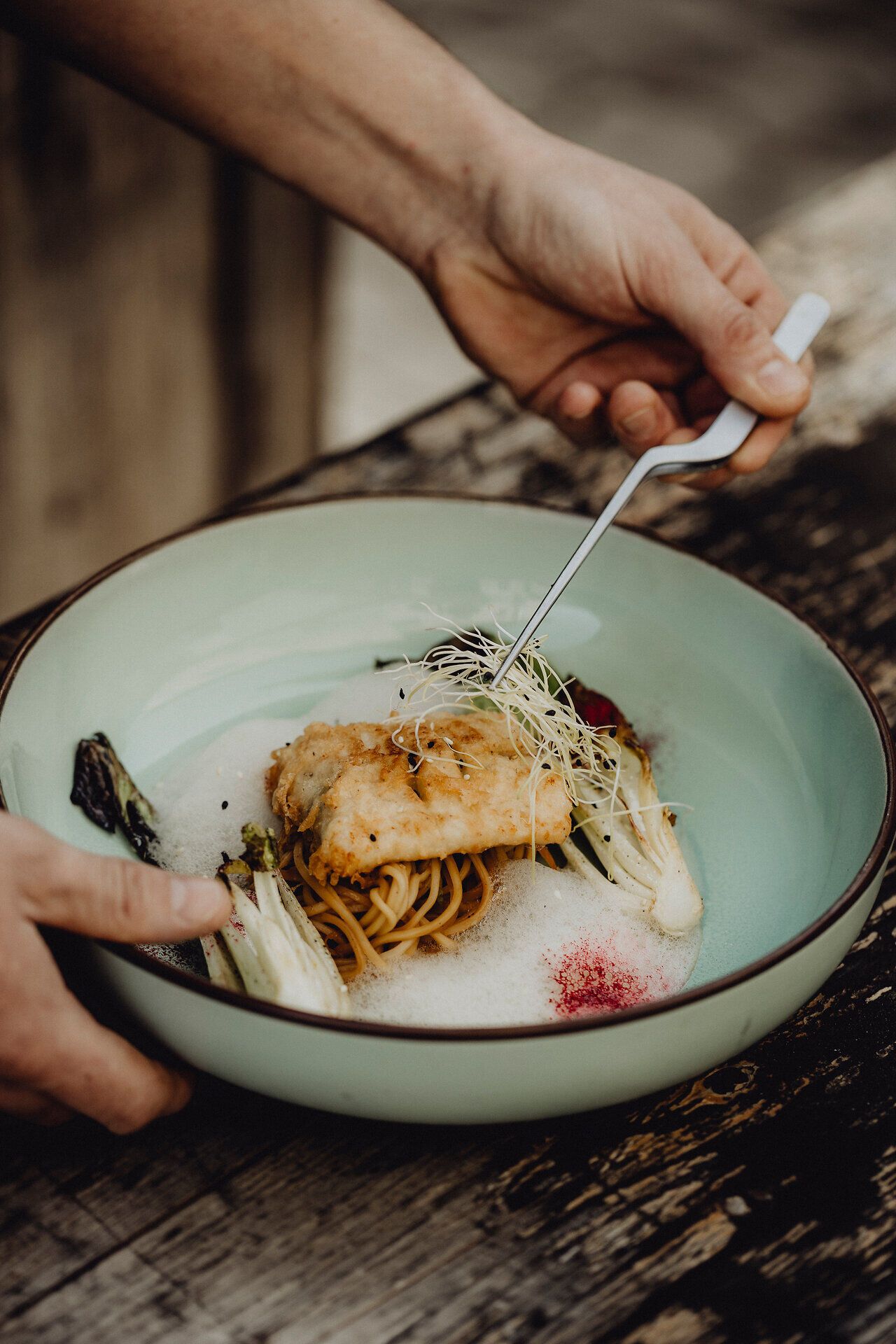 Ein köstliches Gericht aus dem Wirtshaus, das die Aromen der Region vereint. Der knusprige Amurkarpfen, umgeben von buntem Wurzelgemüse und Mie-Nudeln, verspricht ein unvergessliches Geschmackserlebnis. Genießen Sie die harmonische Kombination aus Tradition und Kreativität inmitten der malerischen Wiener Alpen.