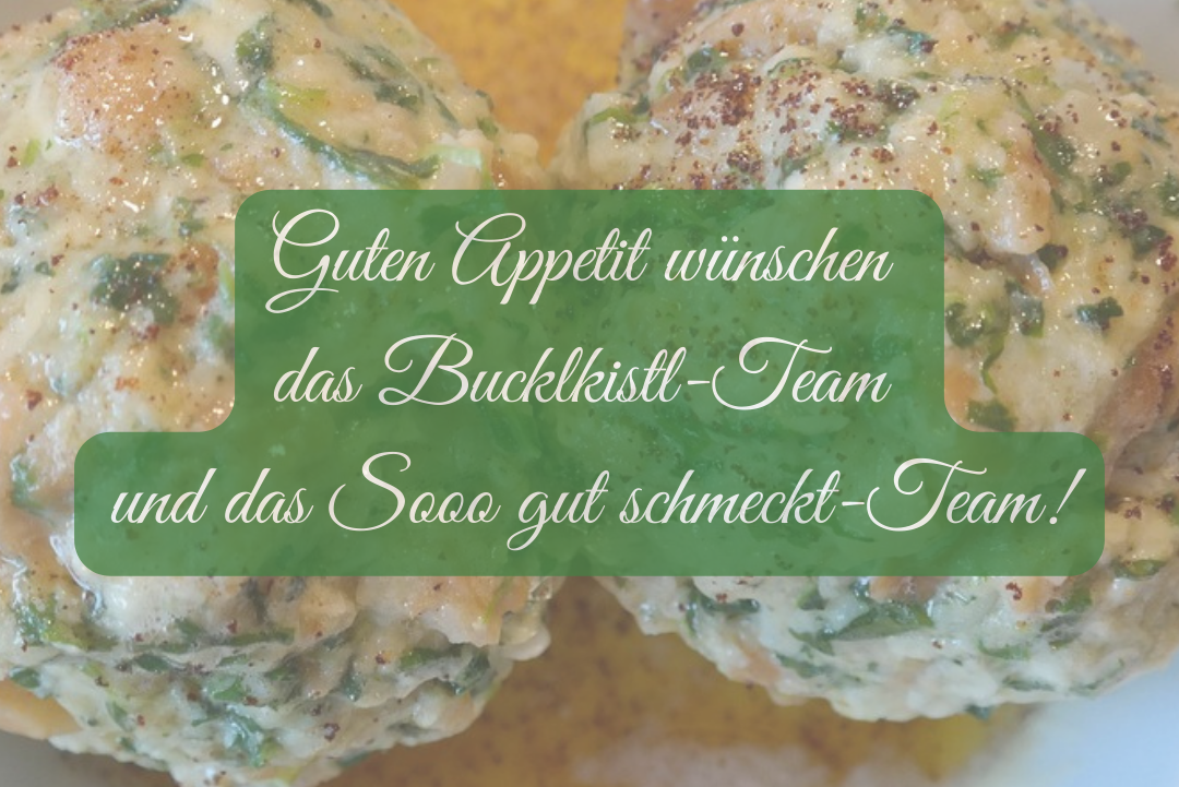 Nahaufnahme von zwei Spinatknödeln, davor grüne Fläche mit weißem Text.