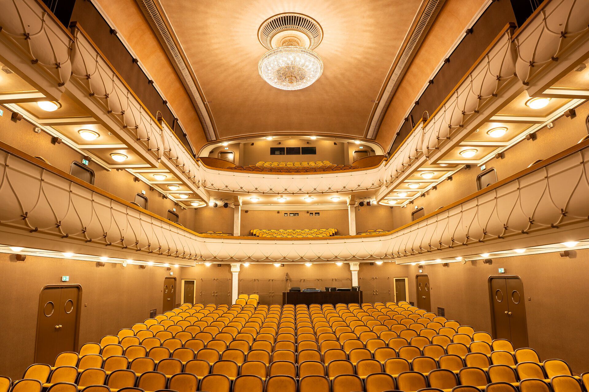 Stadttheater in Wiener Neustadt, Aufnahmen von Außen und vom Theatersaal