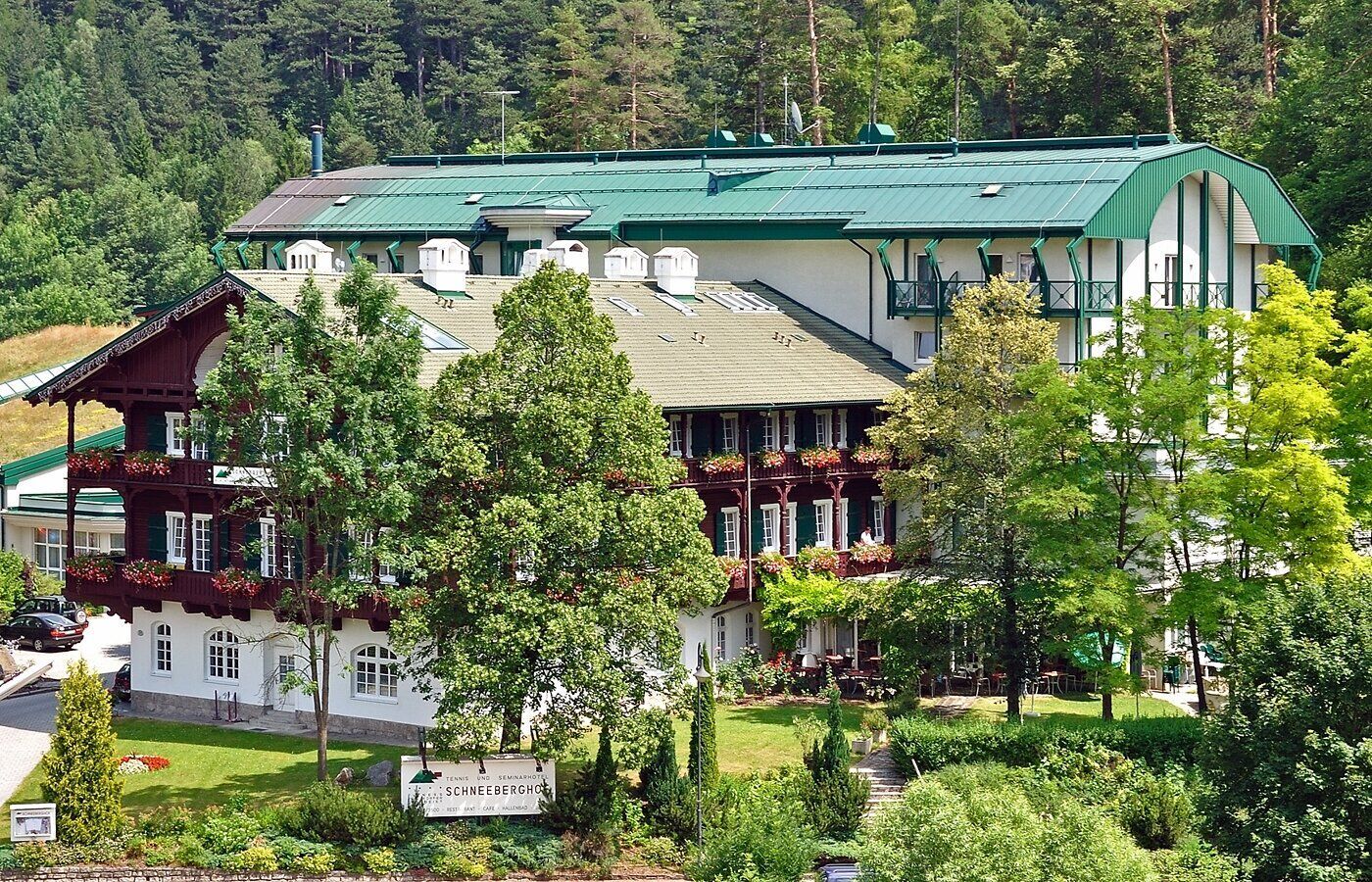 Umgeben von majestätischen Bergen und üppigem Grün, lädt das Wanderhotel Schneeberghof zu unvergesslichen Erlebnissen in der Natur ein. Die blühenden Pflanzen und die frische Bergluft schaffen eine harmonische Atmosphäre, die zum Entspannen und Erkunden einlädt.