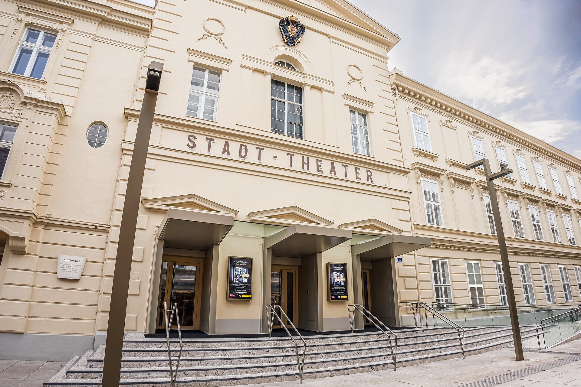 Stadttheater in Wiener Neustadt, Aufnahmen von Außen und vom Theatersaal