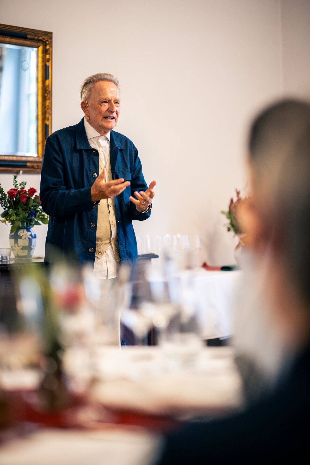 Ein Mann spricht vor den Gästen bei der Gedanken-Gänge Veranstaltung im Gasthaus Stocker.