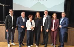 Dialogrunde zur neuen Tourismusstrategie „Vision T“ in Niederösterreich: Karl Morgenbesser (GF Wexl Arena), Christian Blazek (TVB Semmering-Rax-Schneeberg), Elisabeth Zehetner (Tourismus- Staatssekretärin), Mariella Klement-Kapeller (GF Wiener Alpen), Bernd Scharfegger (GF Rax-Seilbahn), Andrea Hilser (Semmering 2030+), Hans Fromwald (WKNÖ – Fachgruppe Hotellerie) (v.l.)