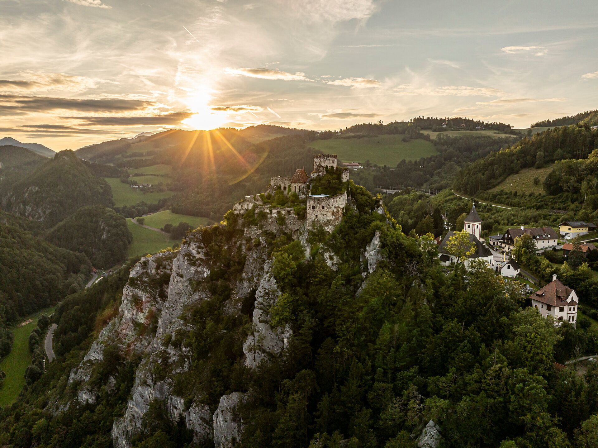 Sonnenuntergang hinter der Burgruine Klamm