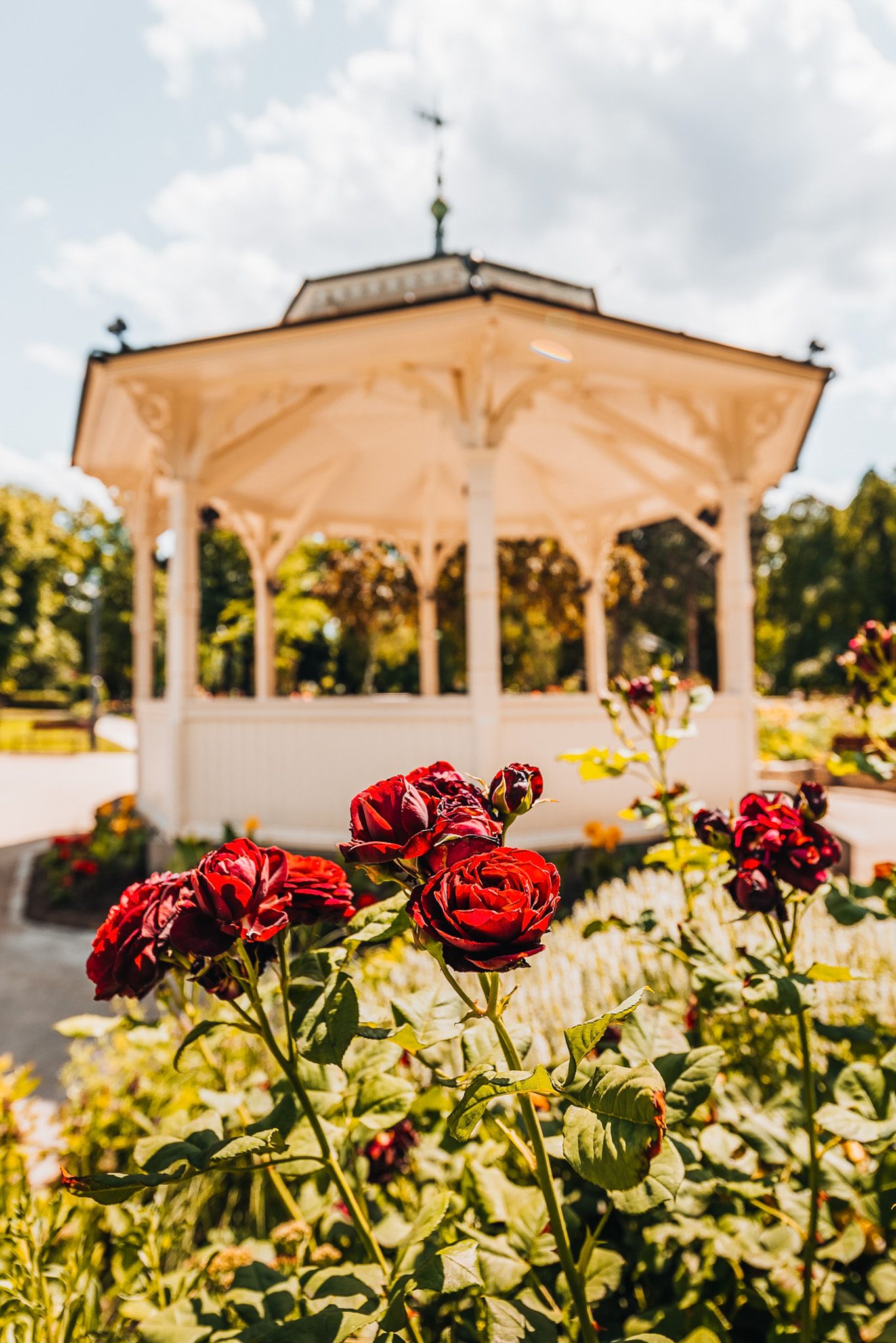 Blick auf beblümten Pavillon im Stadtpark 