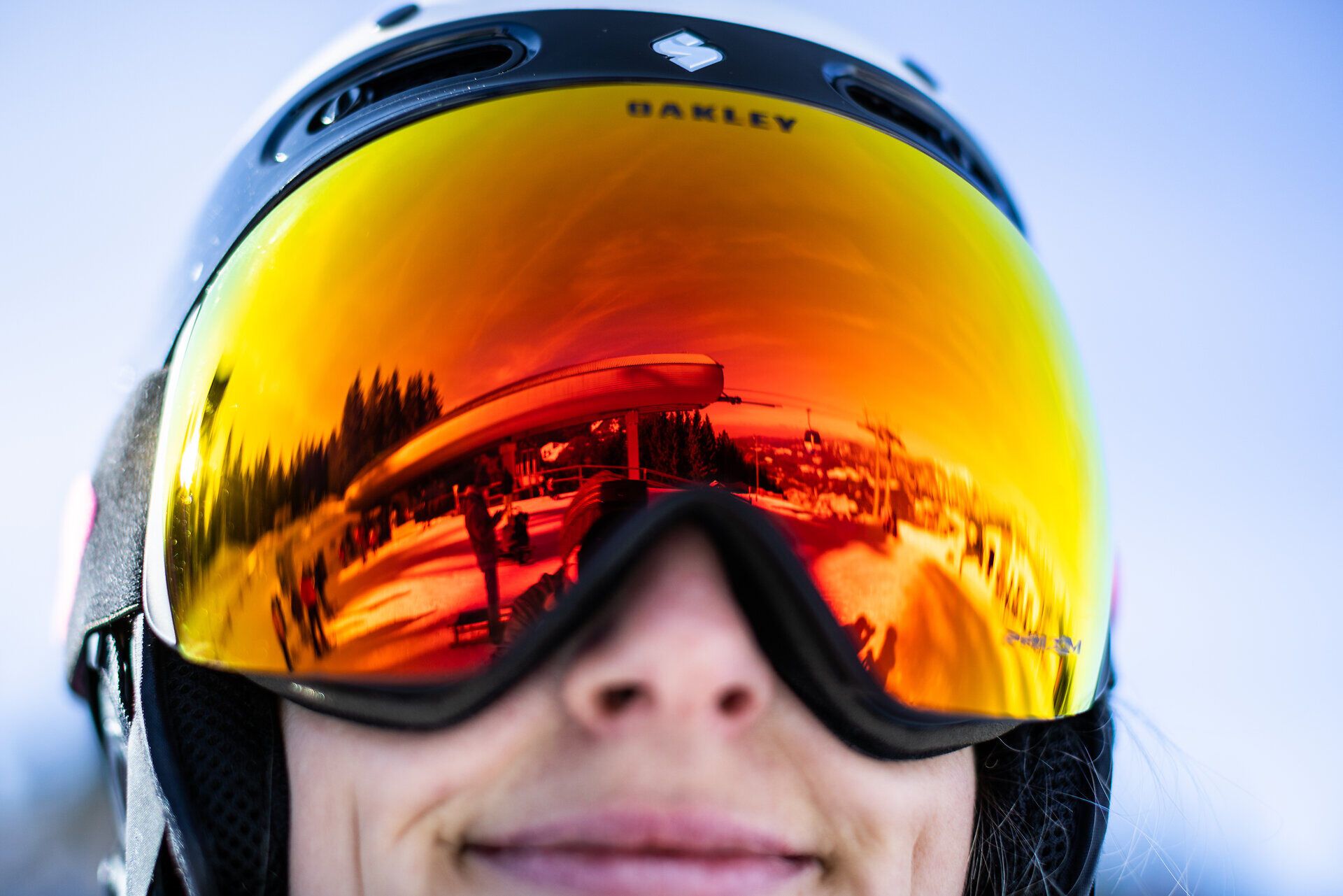 Die strahlende Wintersonne reflektiert sich in den schimmernden Skibrillen der Sportler, während sie die verschneiten Pisten hinuntergleiten. Umgeben von der majestätischen Kulisse der Wiener Alpen, erleben die Besucher hier unvergessliche Momente voller Freude und Abenteuer im Schnee.