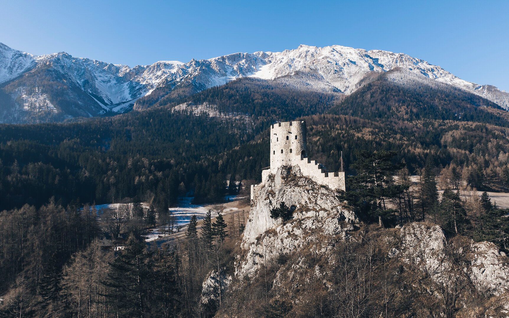 Die majestätische Burgruine Losenheim thront stolz auf einem Felsen, umgeben von schneebedeckten Bergen und dichten Wäldern. Die klare Winterluft und die glitzernde Schneedecke schaffen eine zauberhafte Atmosphäre, die zum Erkunden einlädt. Hier, wo Geschichte und Natur aufeinandertreffen, erleben Besucher unvergessliche Momente.
