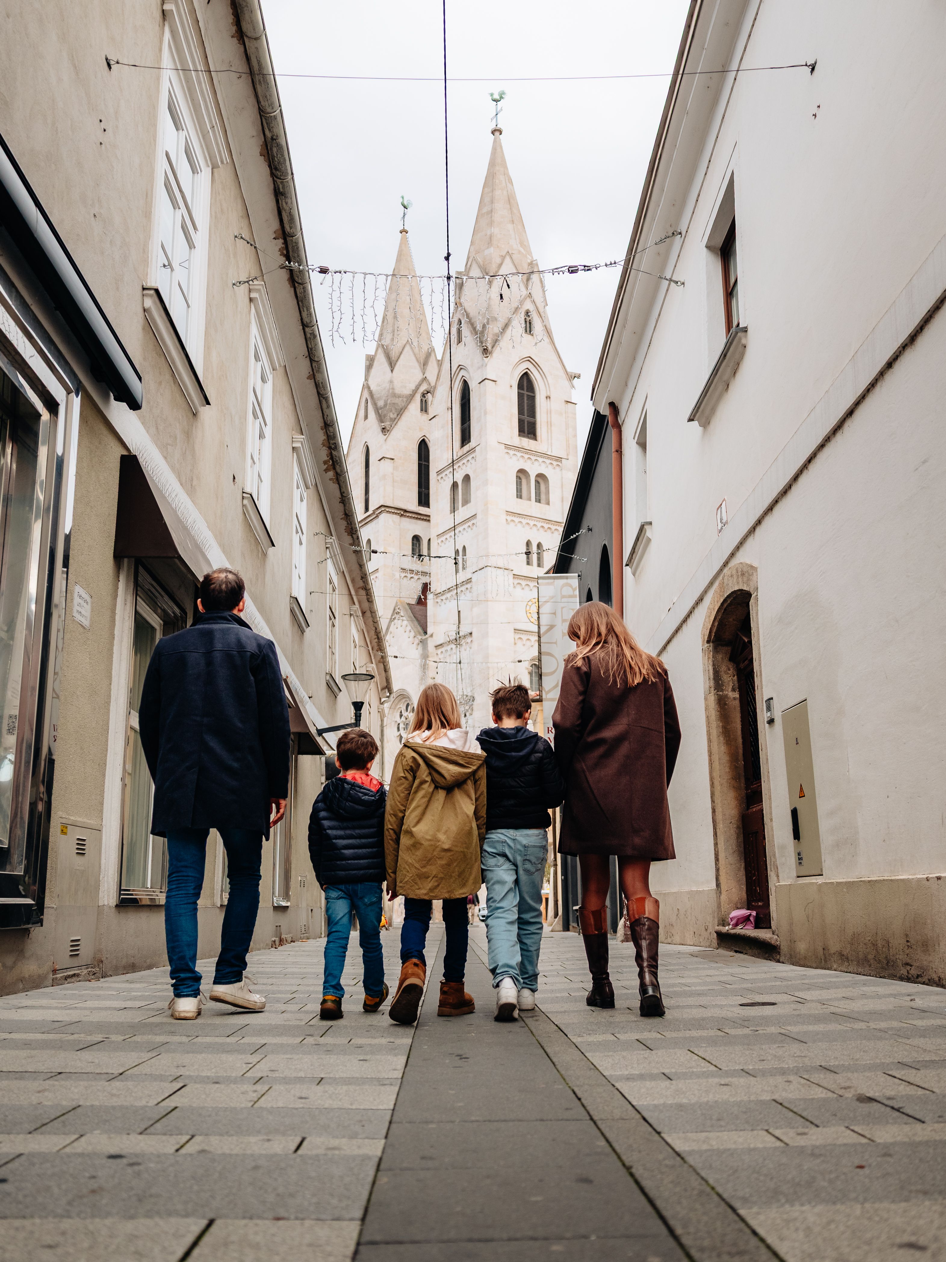 Familie beim lösen der Rätseln vor dem Wiener Neustädter Dom. 
