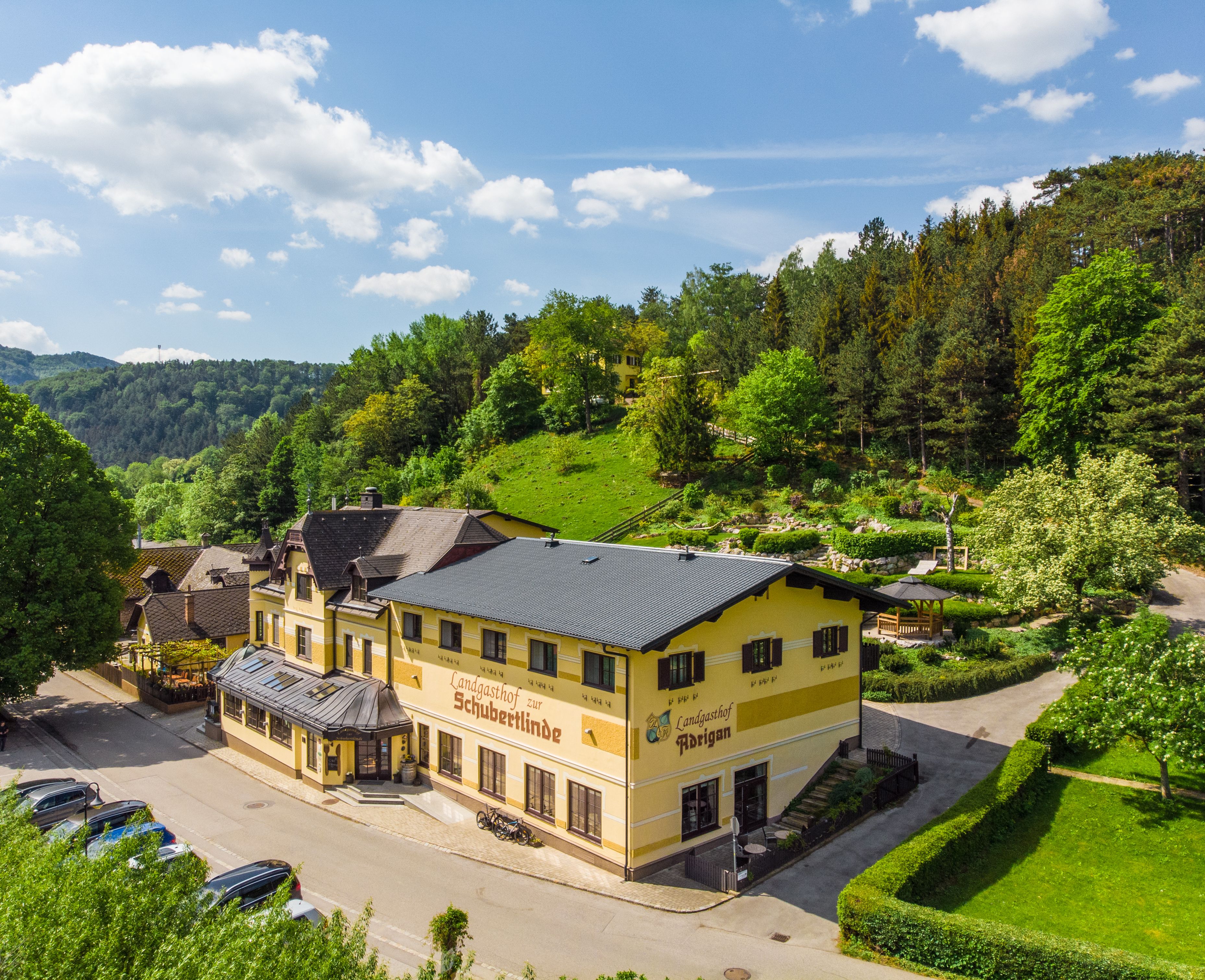 Personen in Kletterausrüstung vor dem Landgasthof zur Schubertlinde.