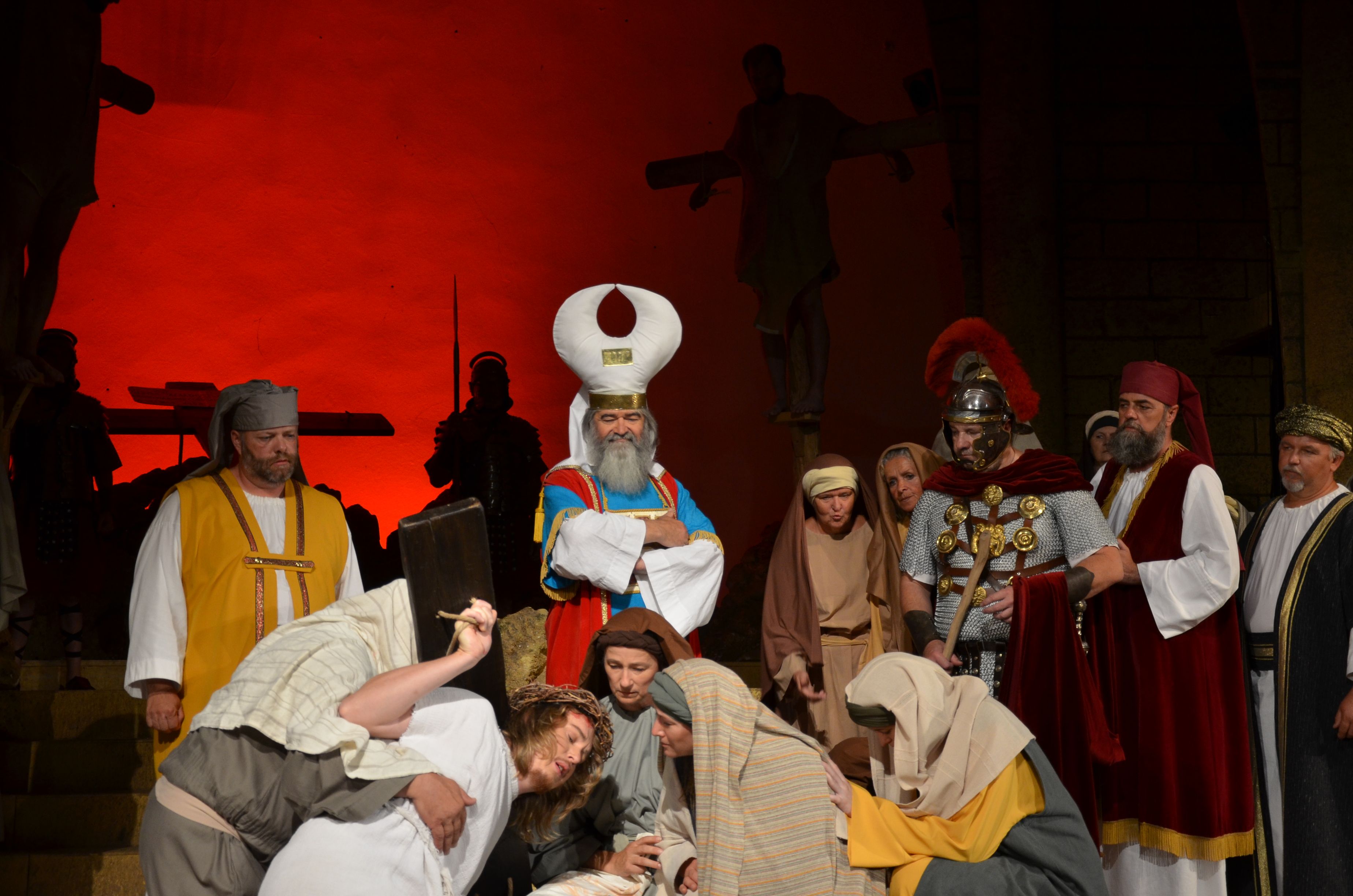 Szene aus den Passionsspielen: Jesus am Kreuzweg - er trägt das Kreuz und fällt. Dabei begegnet er seiner Mutter Maria und Veronika.