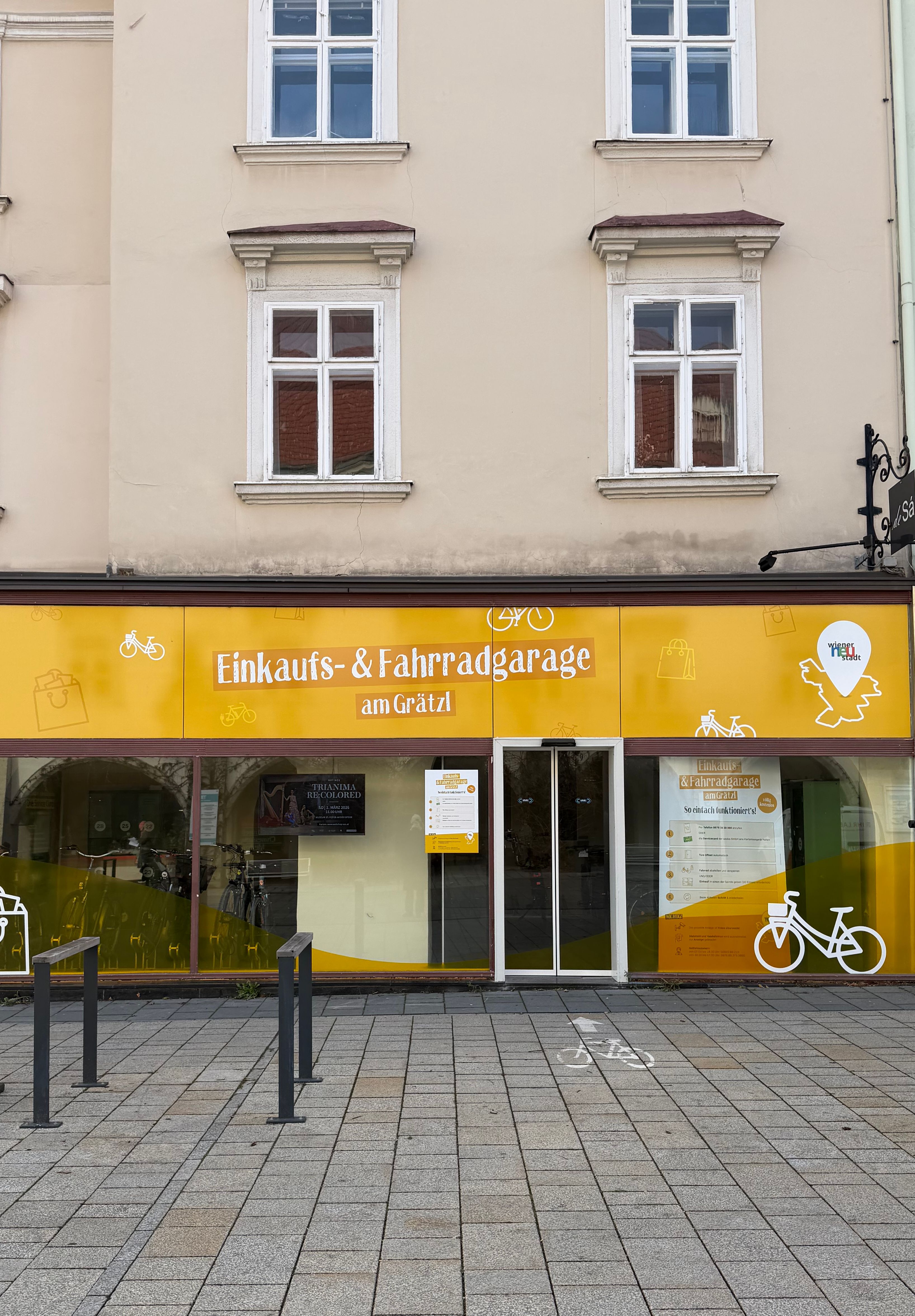 Ein Haus mit gelben Banner. Darin befindet sich die Fahrradgarage in der Fußgängerzone. 