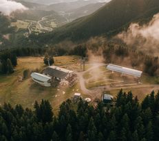 Blick auf die Bergstation der Bergbahn Semmering Hirschenkogel mit Liechtensteinhaus.