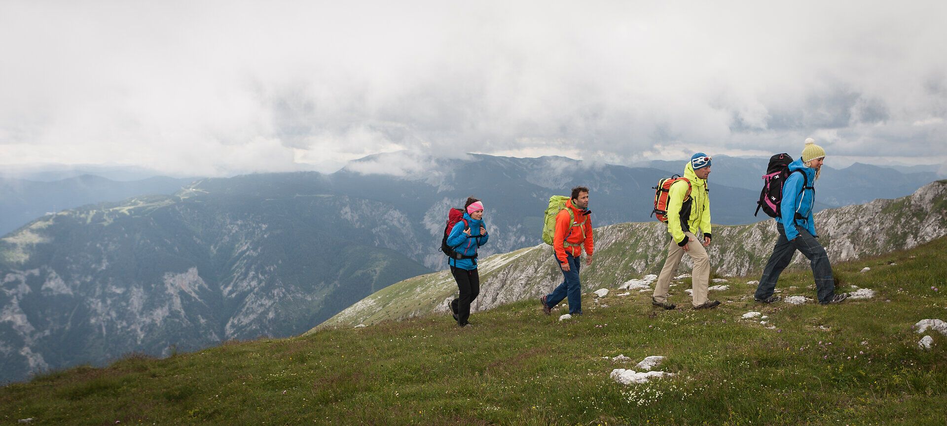 Die Wanderer genießen die frische Bergluft und die atemberaubende Aussicht auf die umliegenden Gipfel der Wiener Alpen. Umgeben von saftigem Grün und majestätischen Felsen, erleben sie das Gefühl von Freiheit und Abenteuer. Jeder Schritt auf dem Weg bringt sie näher zu unvergesslichen Momenten in der Natur.