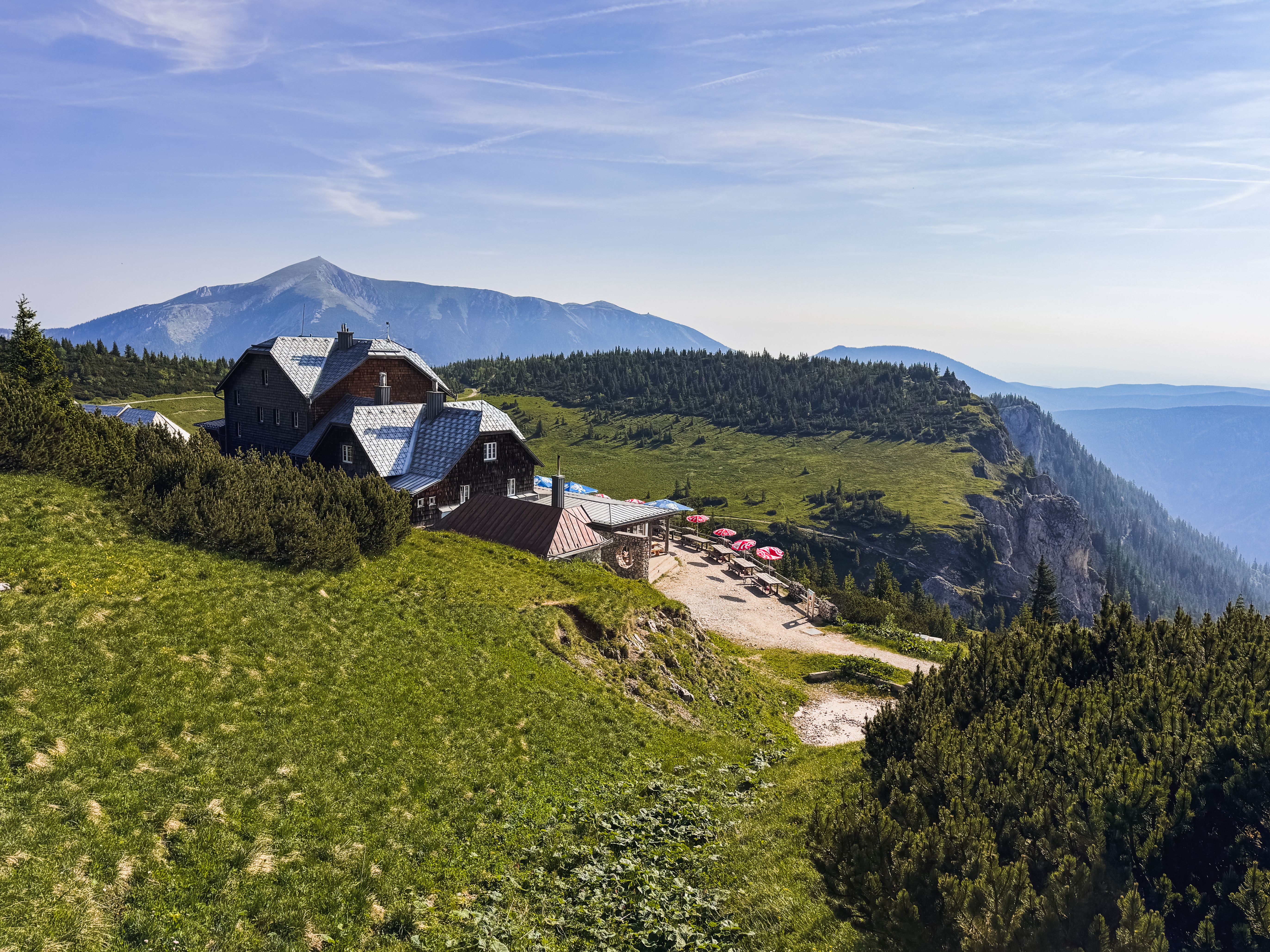 Die sanften Hügel und majestätischen Berge laden zu unvergesslichen Wanderungen ein. Hier, wo die Natur in voller Blüte steht, genießen die Besucher die frische Bergluft und die atemberaubenden Ausblicke auf die umliegende Landschaft. Ein wahres Paradies für Naturliebhaber und Erholungssuchende.