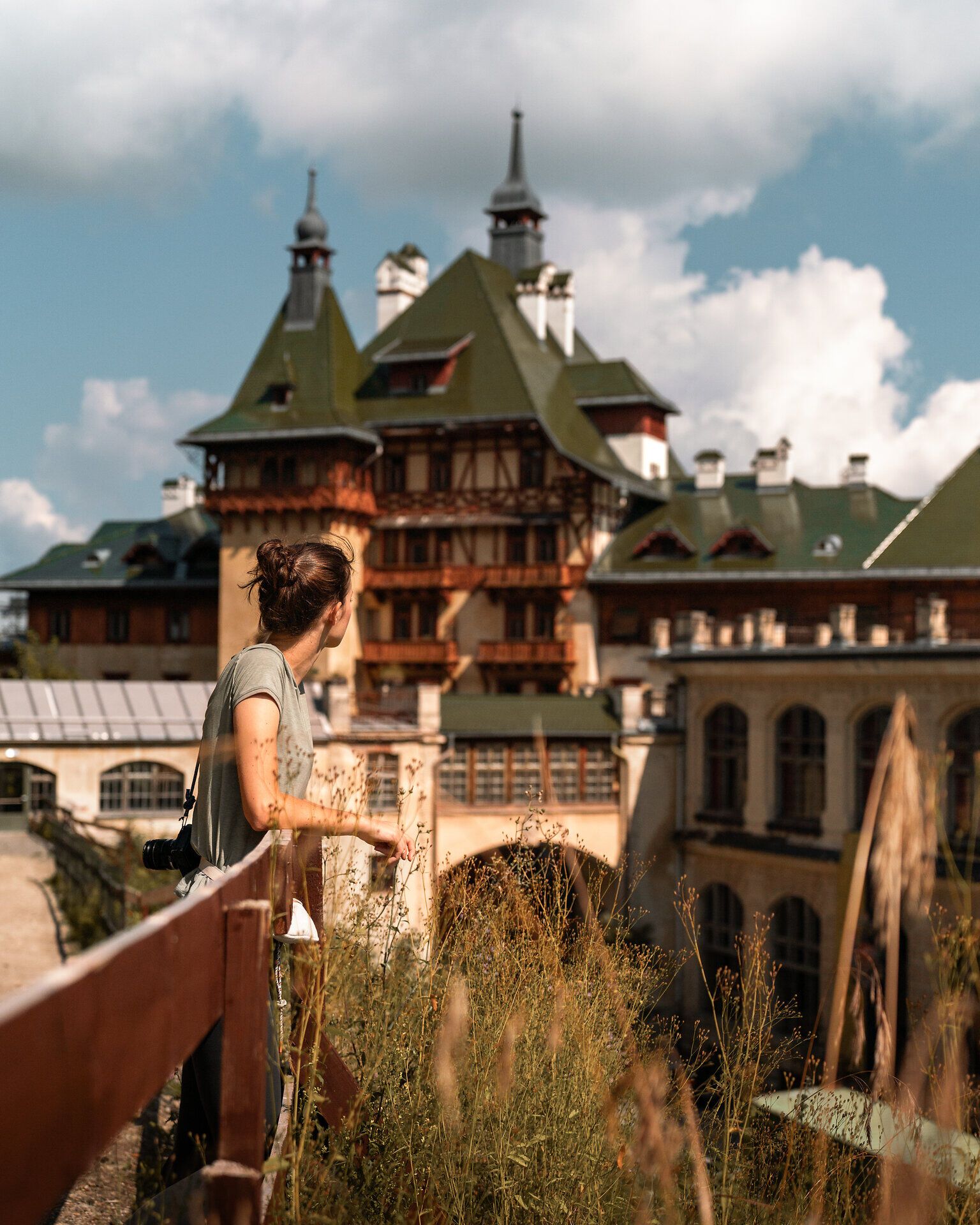 Umgeben von majestätischen Bergen und üppigem Grün, lädt die Atmosphäre zum Verweilen ein. Die historische Architektur des Südbahnhotels harmoniert perfekt mit der atemberaubenden Landschaft, die sich im Hintergrund entfaltet. Hier erleben Besucher die Schönheit des Bergsommers in Niederösterreich.