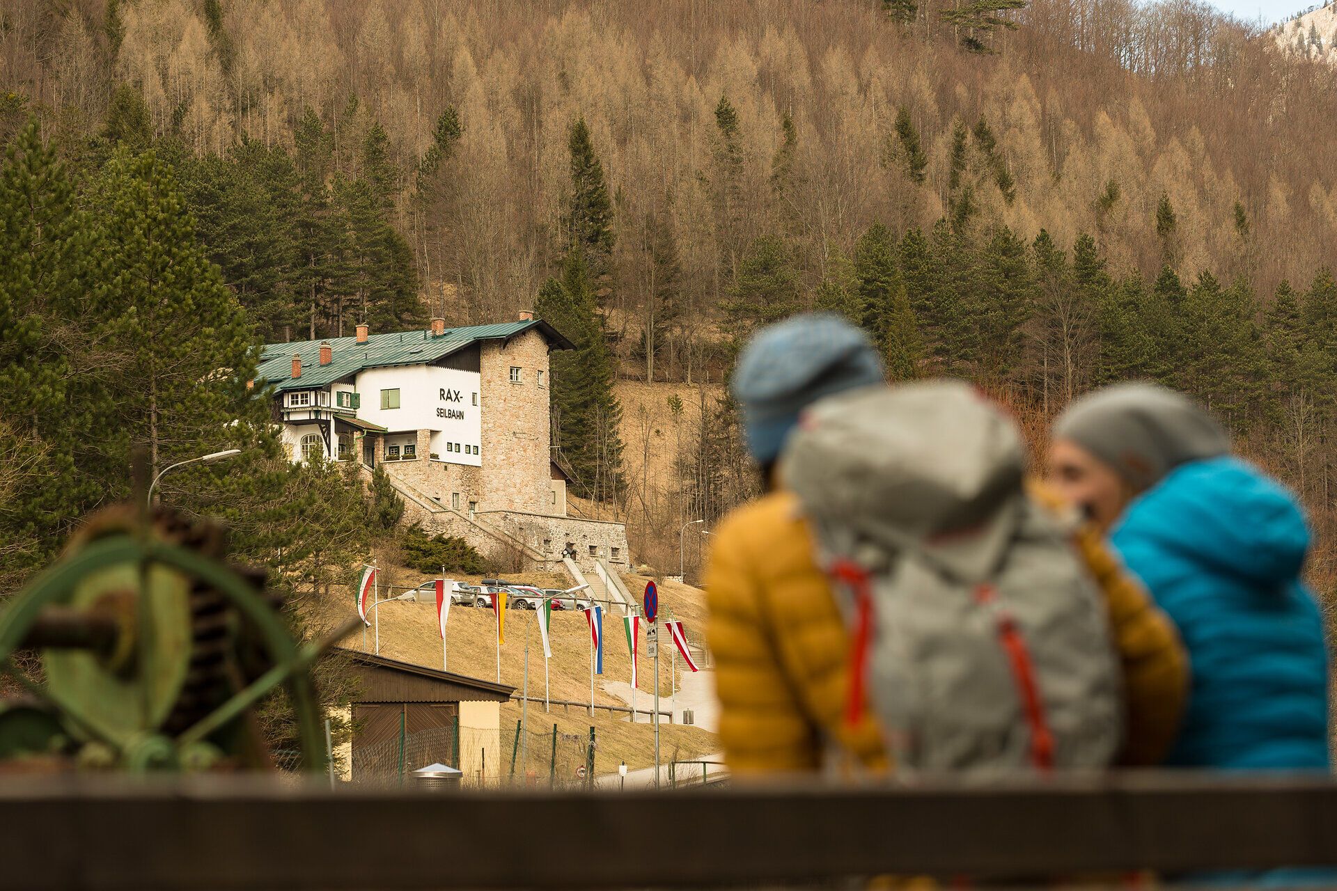 Die sanften Hügel und dichten Wälder laden zu einem unvergesslichen Abenteuer in der Natur ein. Hier, wo die frische Bergluft die Sinne belebt, können Familien die Schönheit der Landschaft genießen und unvergessliche Erinnerungen sammeln. Ein Ort, der zum Verweilen und Entdecken einlädt.
