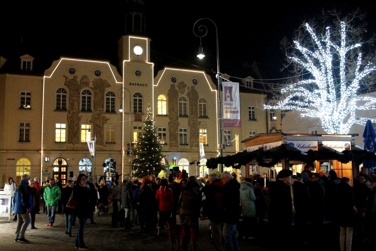Adventmarkt und Lichte am Abend am Hauptplatz in Neunkirchen