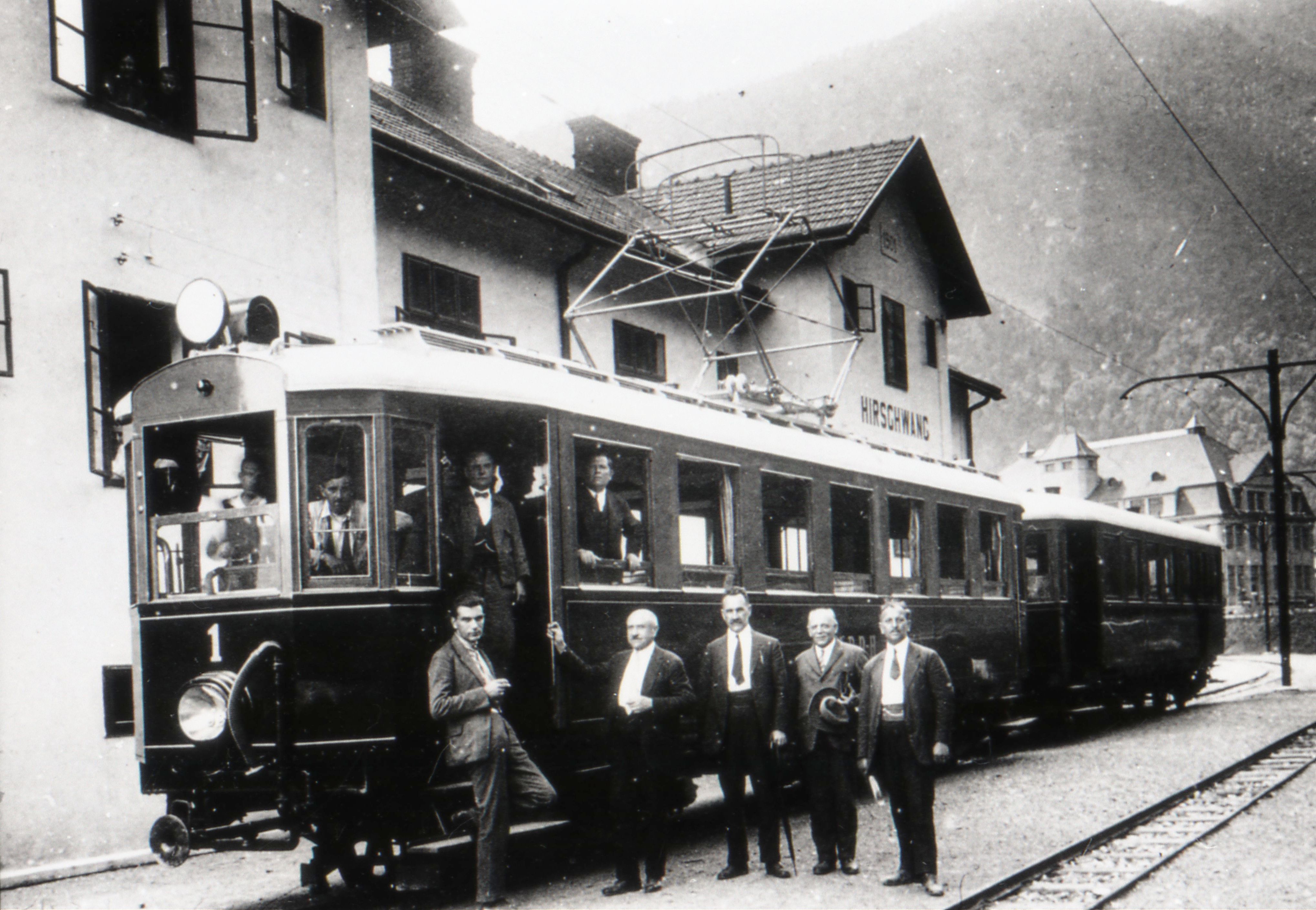 historisches Bild von einem Wagon der Höllentalbahn in schwarz weiß, davor stehen Männer