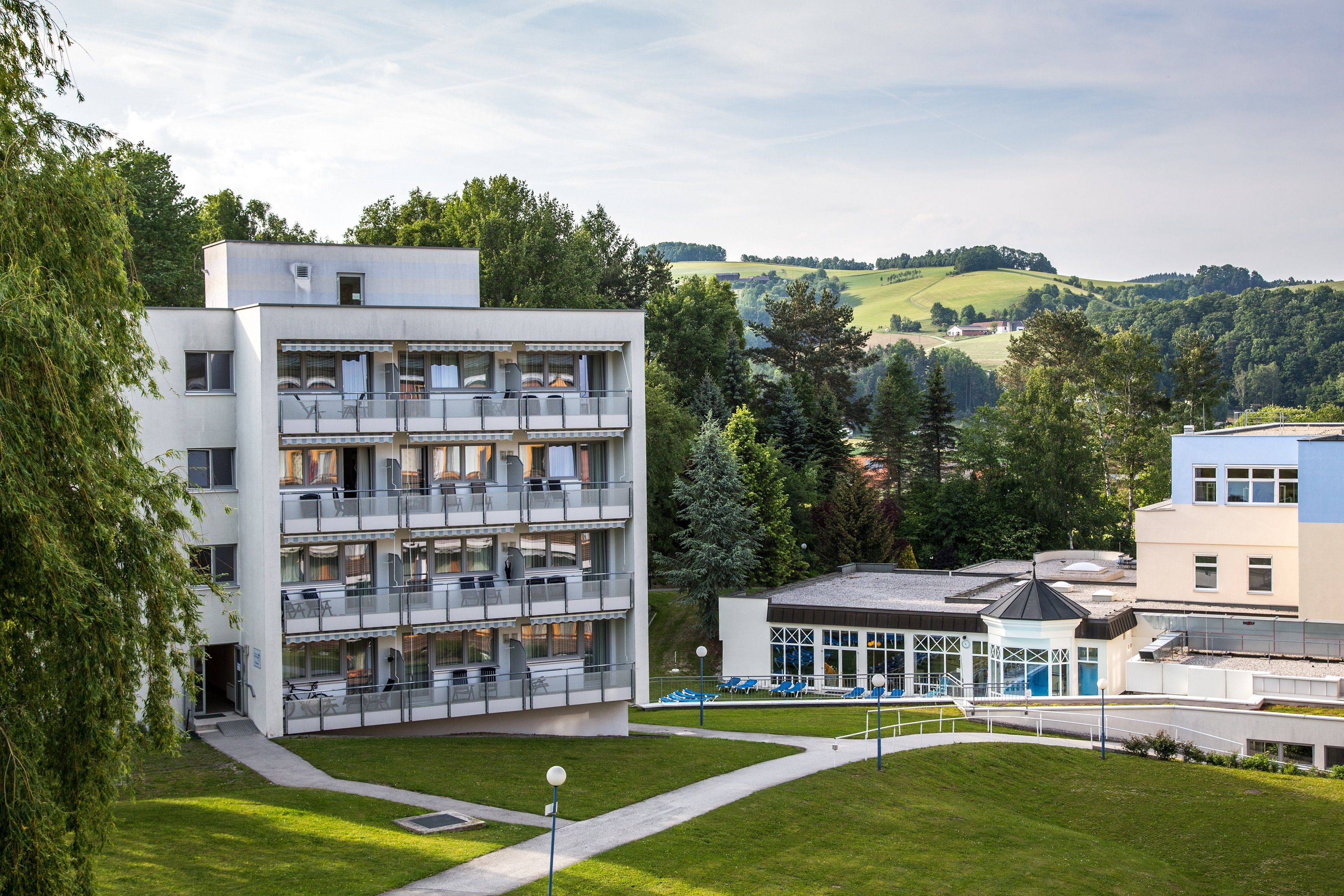 Außenansicht des Parkhotels im Gesundheitsresort Königsberg mit umliegender grüner Landschaft.