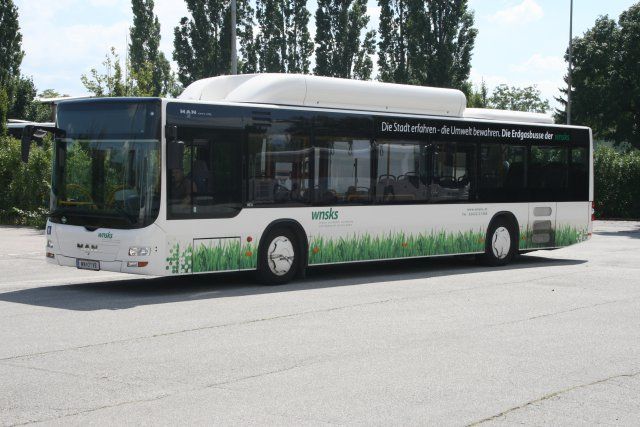 Ein moderner Linienbus steht auf einem Parkplatz.