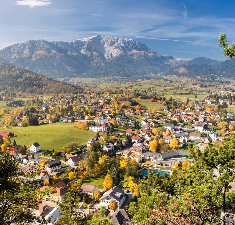 Blick auf den Schneeberg vom Tal im Herbst