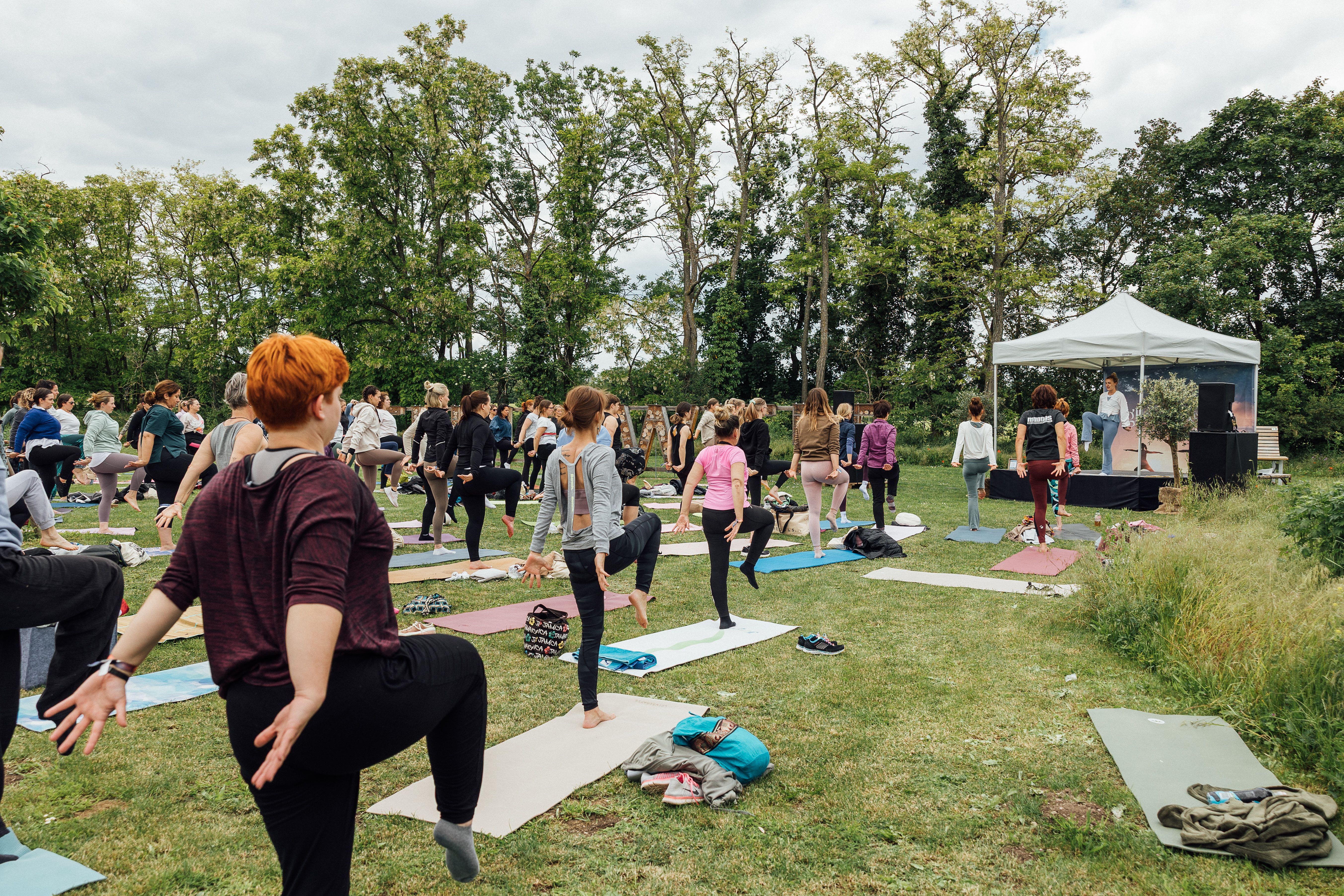 Personen beim Ausführen von Yogaübungen