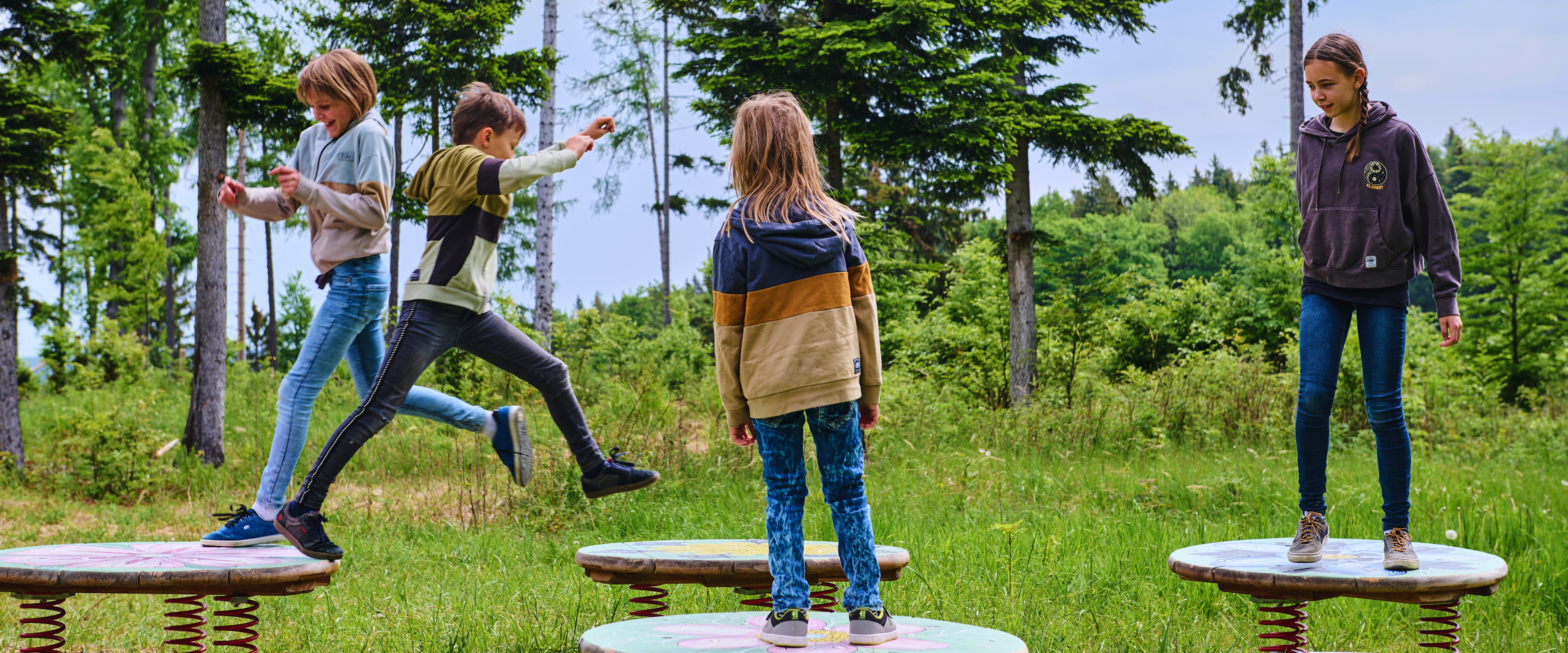 Kinder spielen und springen auf wackligen Plattformen