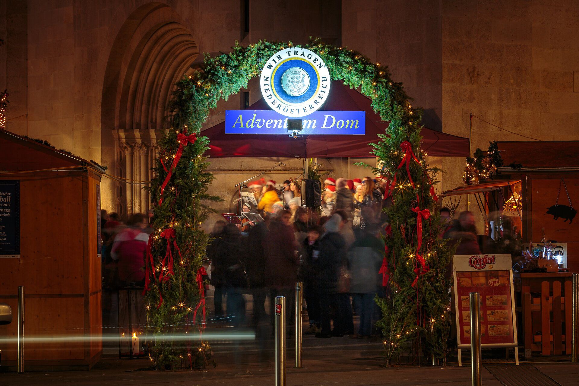 Adventmarkt vor dem Dom in Wiener Neustadt