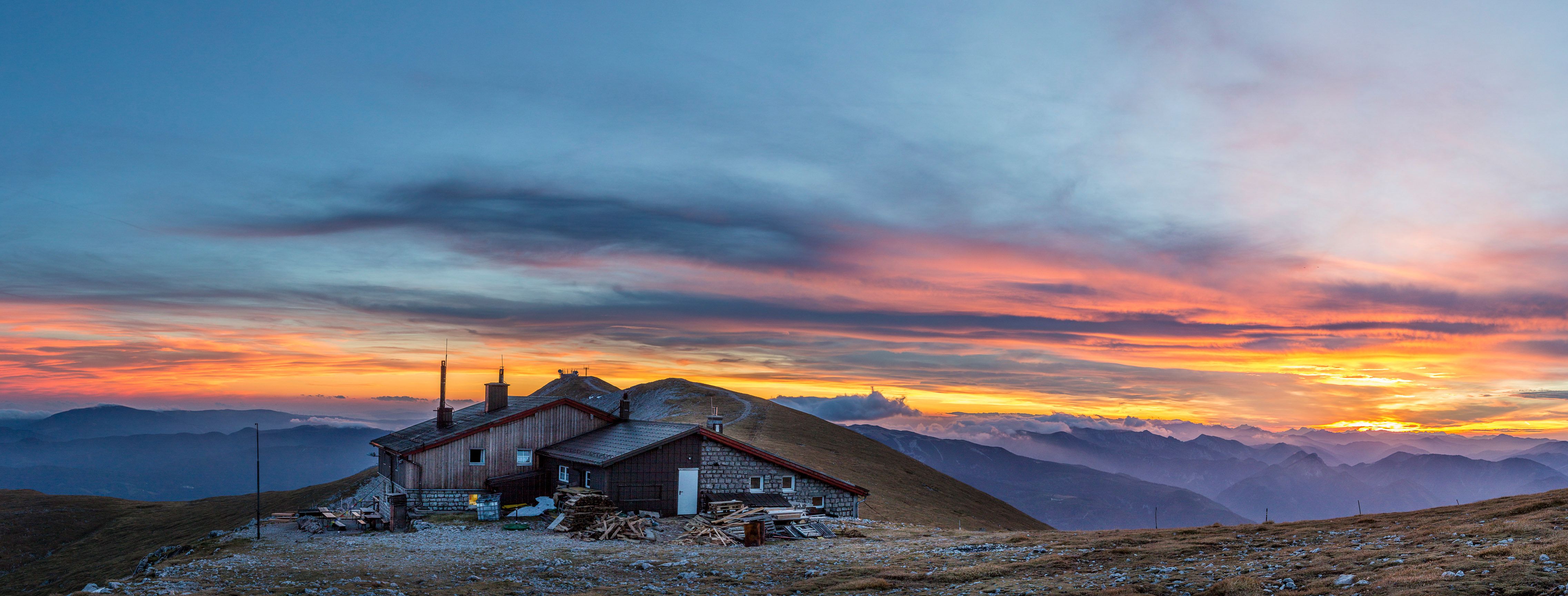 Sonnenaufgang über einer Hütte im Schneebergland