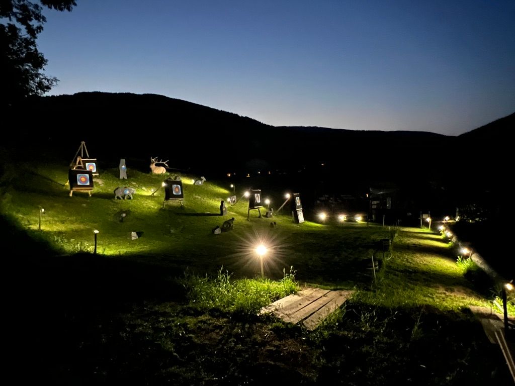 Bogenparcour Puchberg bei Nacht, beleuchtete Ziele