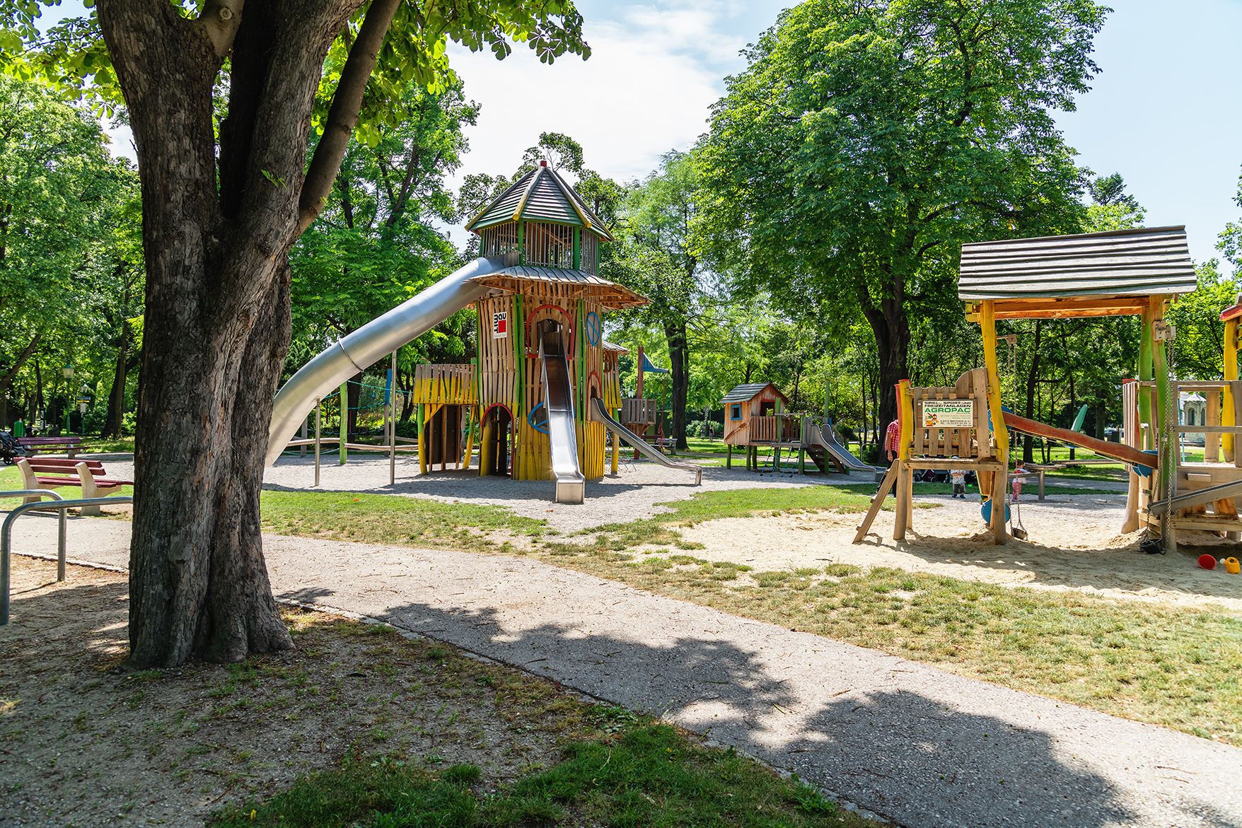 Spielplatz mit Rutsche und Spielturm. 