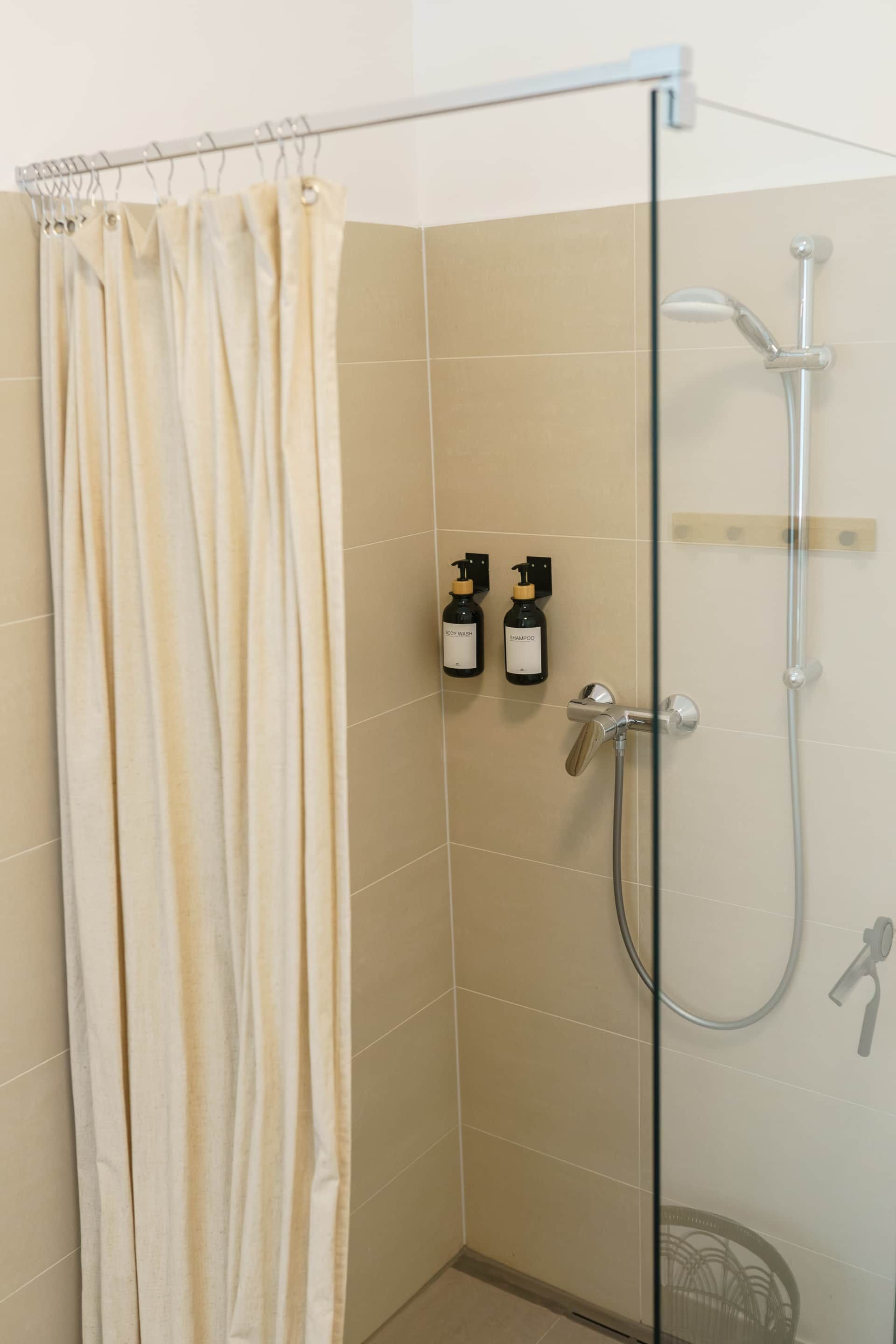 Dusche mit Vorhang, Glaswand, Shampoo & Duschgel