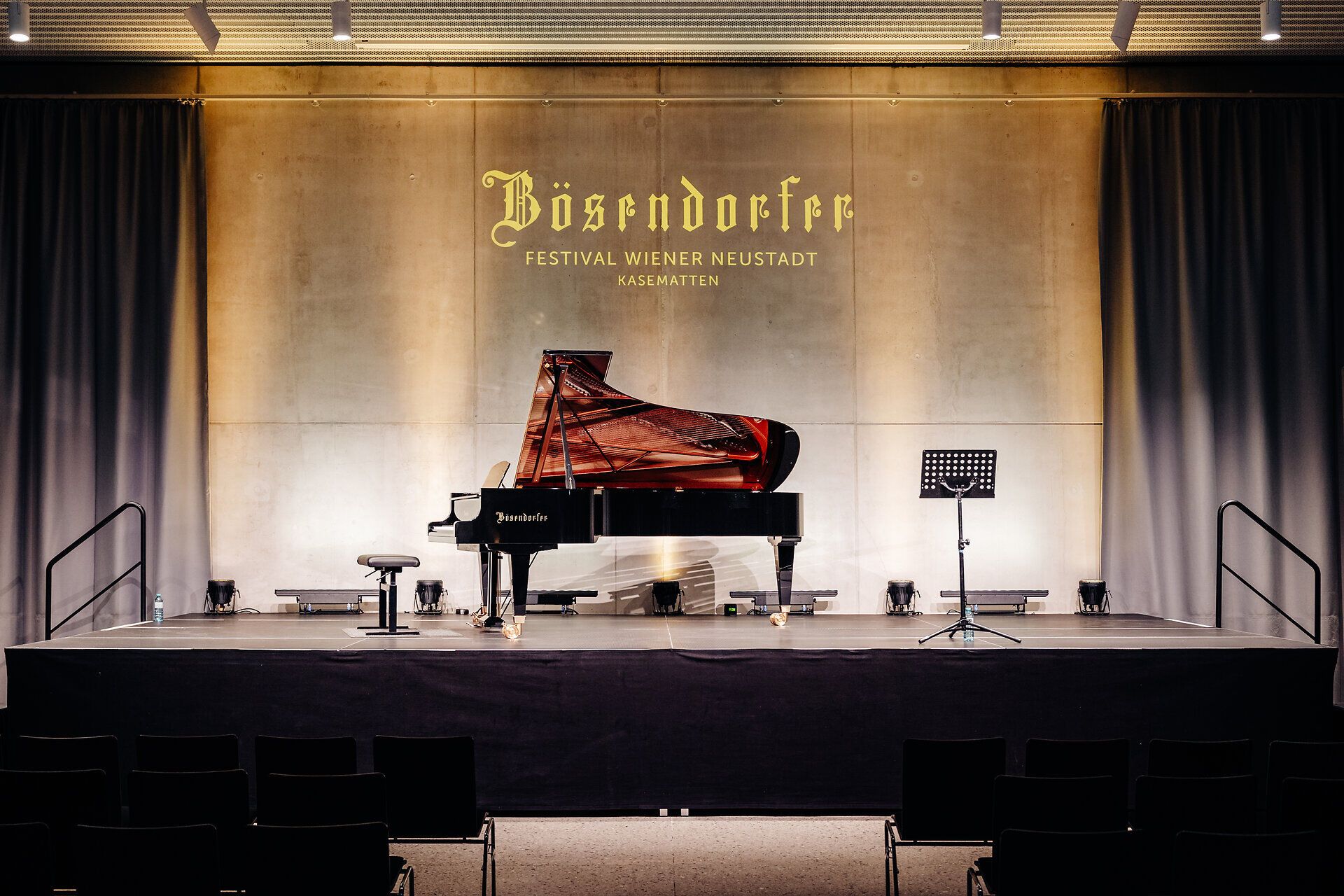 Bühne des Bösendorfer Festivals in den Kasematten Wiener Neustadt mit Konzertflügel und Notenständer.