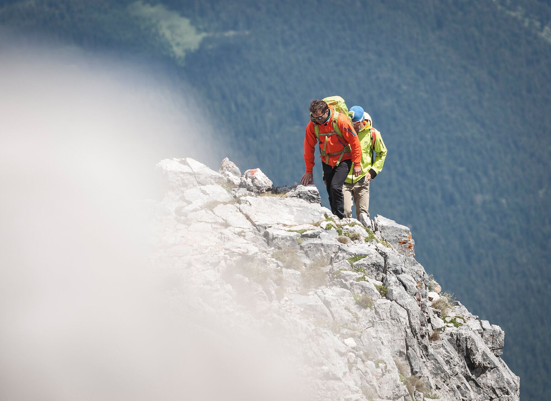 Die majestätischen Felsen des Schneebergs laden Abenteurer ein, die Gipfel zu erklimmen und die atemberaubende Aussicht zu genießen. Während die frische Bergluft die Sinne belebt, spüren die Wanderer das Gefühl von Freiheit und Erfüllung, das nur die Natur bieten kann.