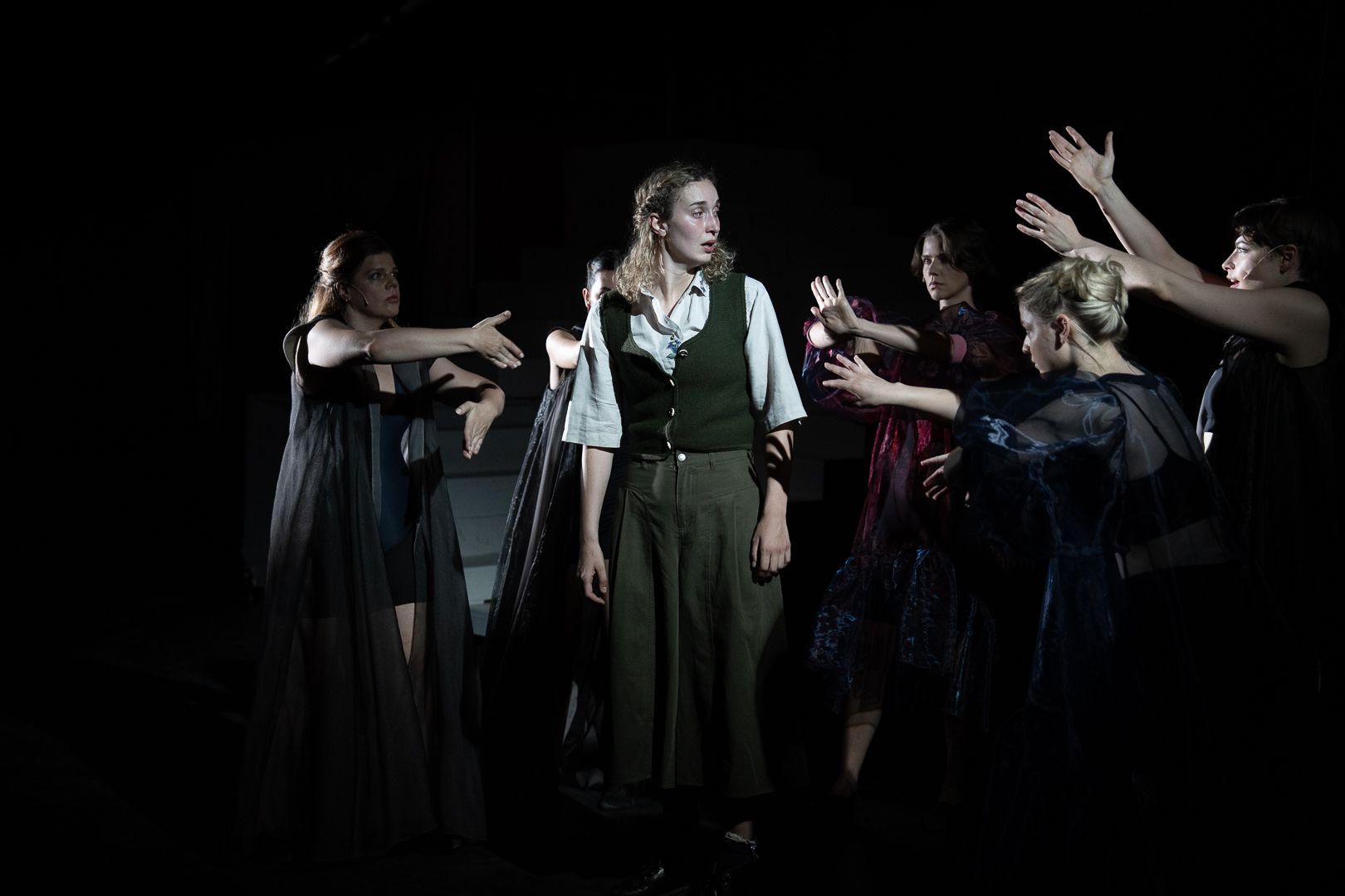 Schauspieler performen auf der Bühne 