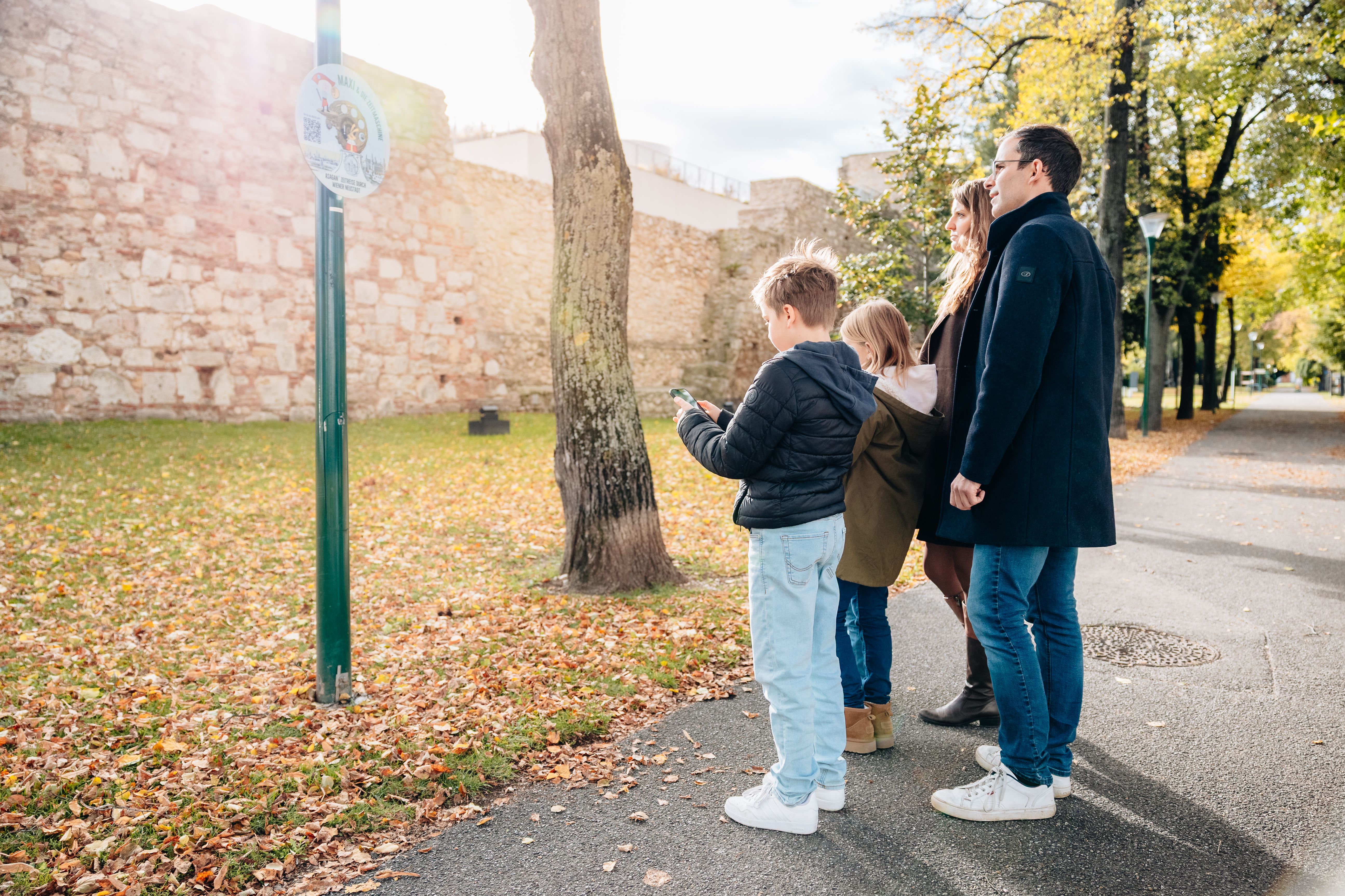 Familie beim Lösen eines Minispiels an der Stadtmauer