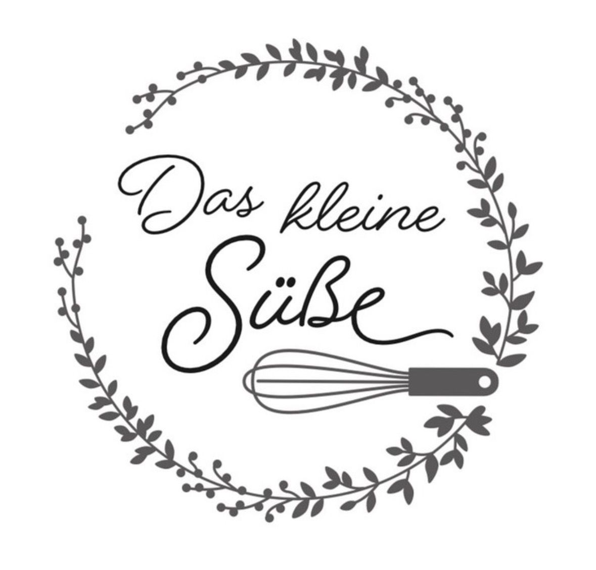 Schwarzer Schriftzug „Das kleine Süße“ in einem floralen Kranz mit Schneebesen-Illustration auf weißem Hintergrund.