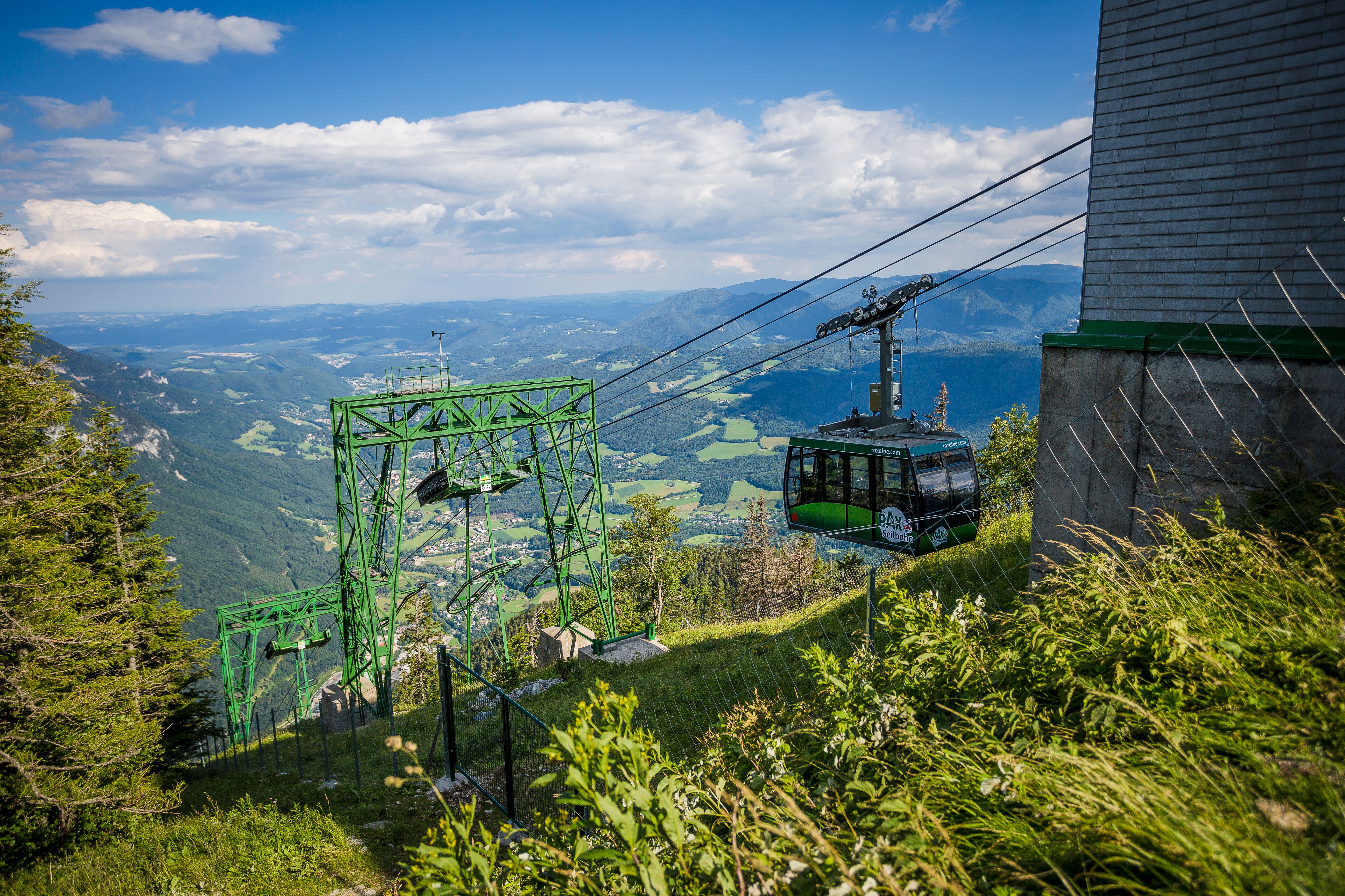 Cable car on the Rax with a view of the valley and the surrounding mountains.