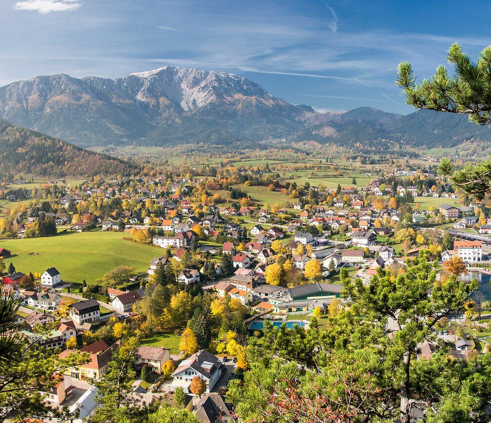 Blick auf Puchberg am Schneeberg mit dem Schneeberg im Hintergrund