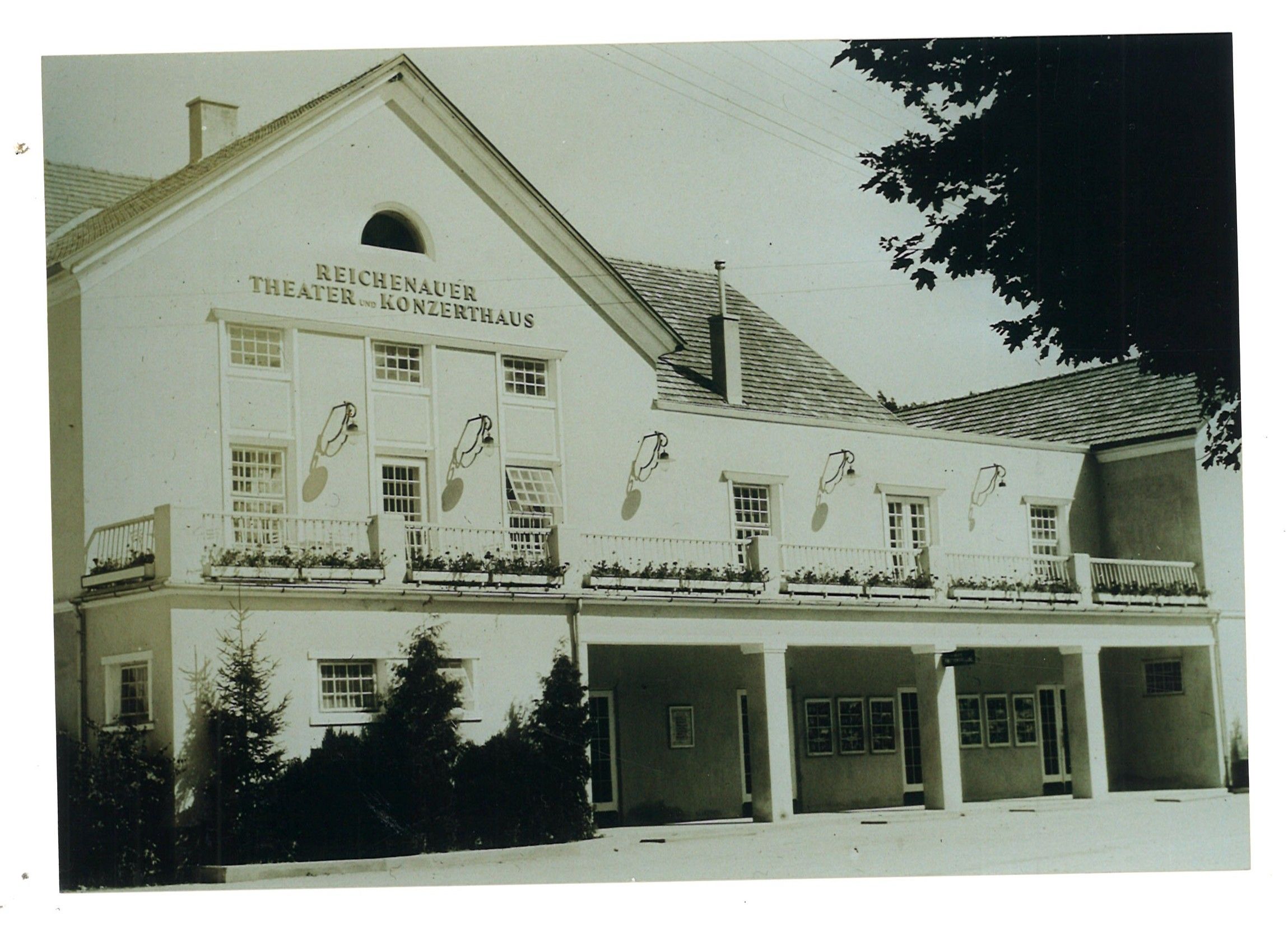 historisches Bild des Theater in Reichenau, Gebäude mit der Aufschrift "Reichenauer Theater und Konzerthaus"