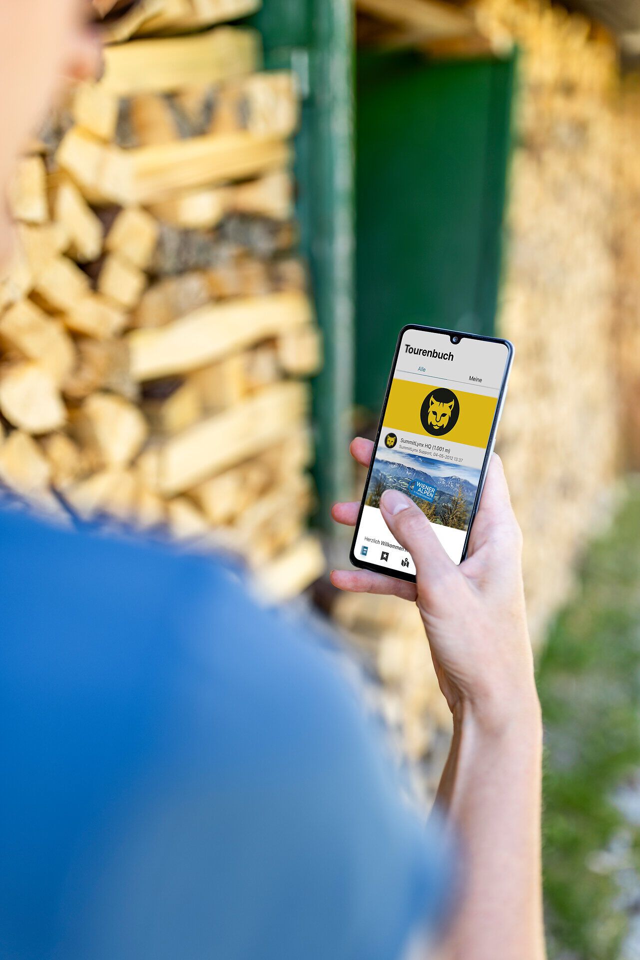 Eine Person hält das Smartphone in den Händen und bedient die SummitLynx-App.