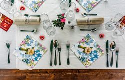 Kulinarik-Veranstaltung Gedanken-Gänge in der Dorfpension Mariahilfberg in Gutenstein. Inspirierender Gedankenaustausch trifft auf gutes Essen. Mit Präsidentin der Raimundgesellschaft Dany Sigel und Festpiel-Star Rzudi Roubinek