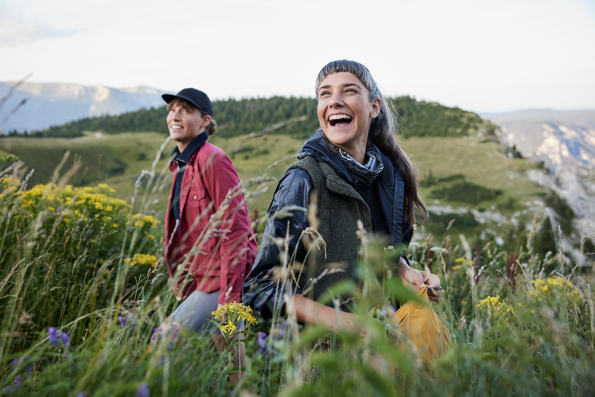 Inmitten der blühenden Wiesen lachen zwei Wanderer voller Freude und Lebenslust. Die sanften Hügel der Raxalpe umgeben sie, während die frische Bergluft ihre Herzen erfüllt. Ein unvergesslicher Moment in der Natur, der zum Entdecken und Verweilen einlädt.