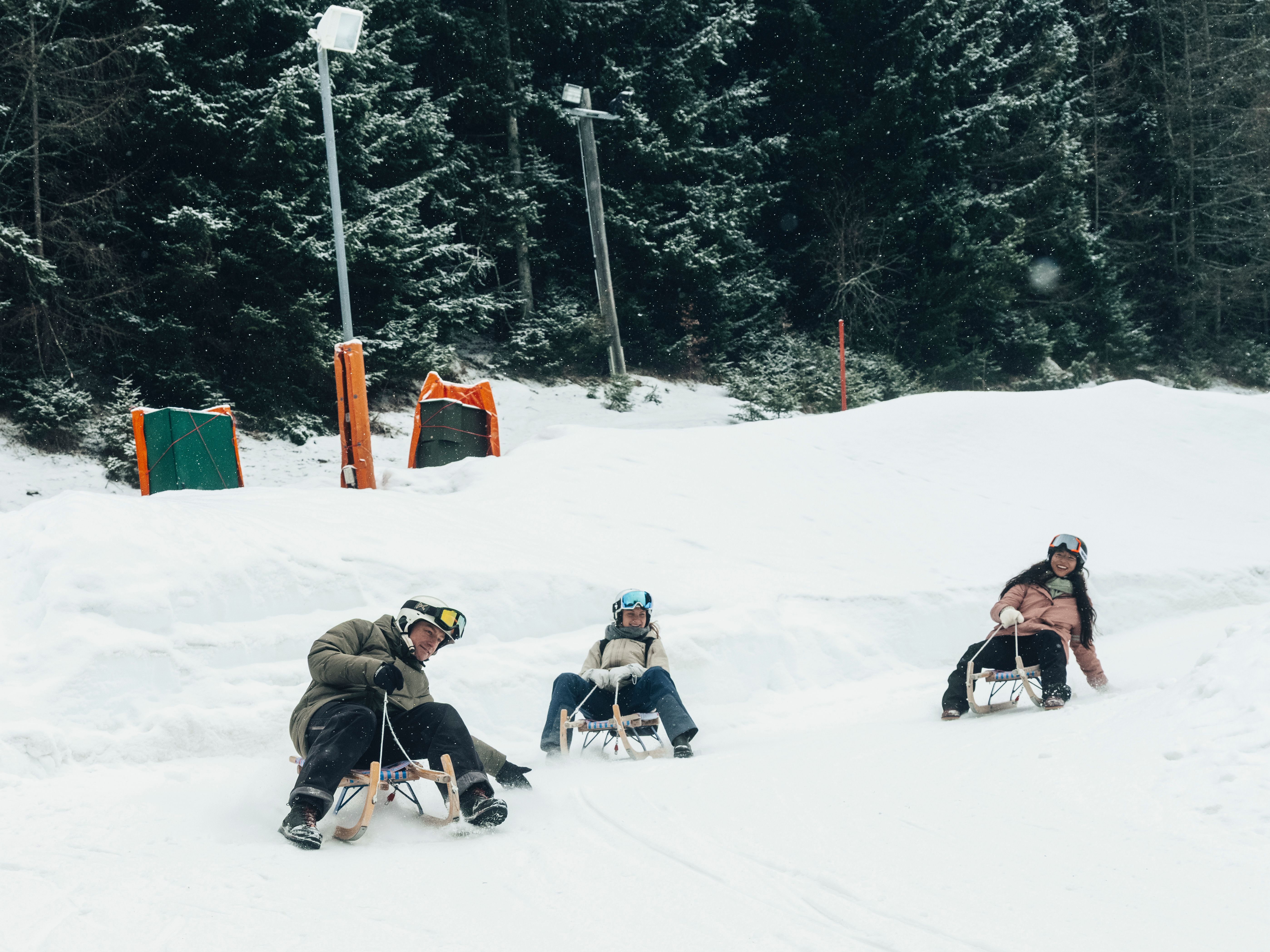 Der Schnee fällt sanft auf die verschneiten Hänge, während fröhliche Rodler mit viel Elan die Pisten hinunter sausen. Umgeben von majestätischen Tannen und der klaren Winterluft, erleben die Besucher hier unvergessliche Momente voller Spaß und Abenteuer.