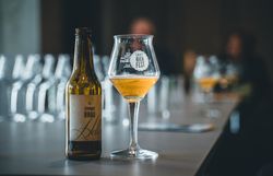 Schwarzbräu Bierflasche mit eingeschenktem Glas