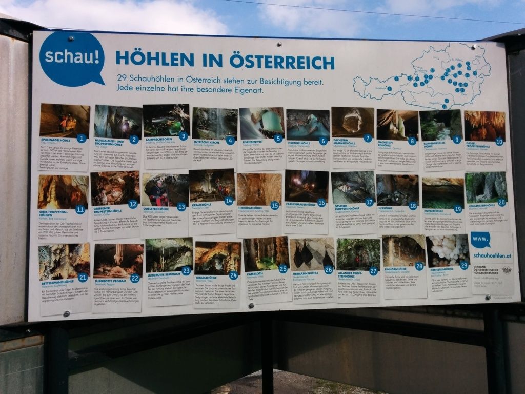 Informationstafel über Schauhöhlen in Österreich mit Bildern und Beschreibungen.